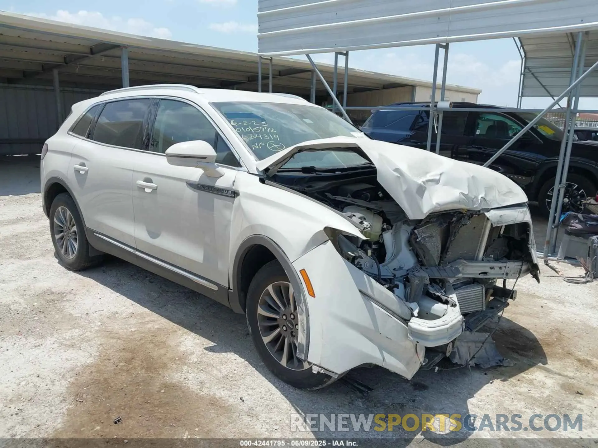 1 Photograph of a damaged car 2LMPJ6J95NBL24319 LINCOLN NAUTILUS 2022