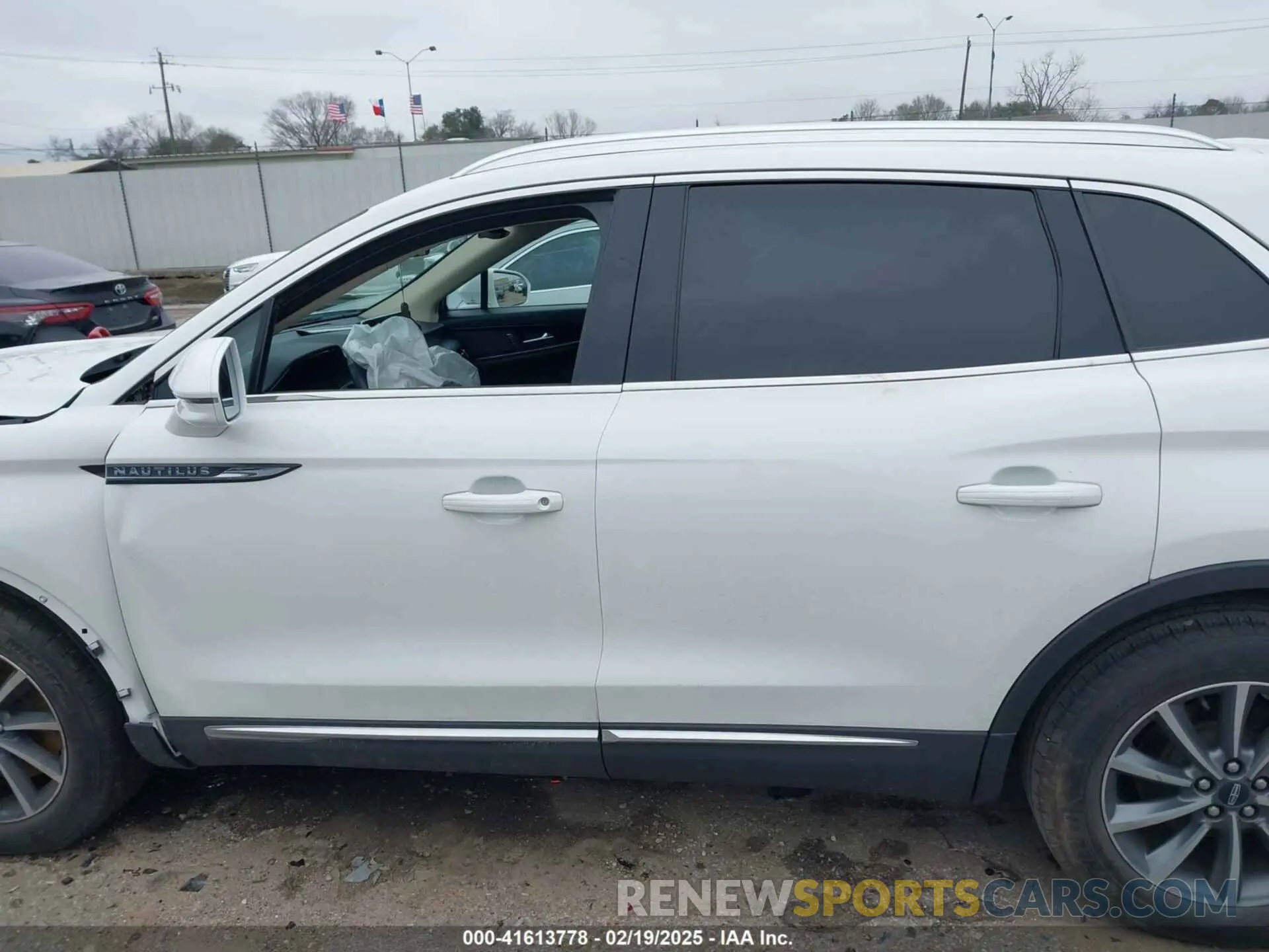 14 Photograph of a damaged car 2LMPJ6J9XNBL01263 LINCOLN NAUTILUS 2022