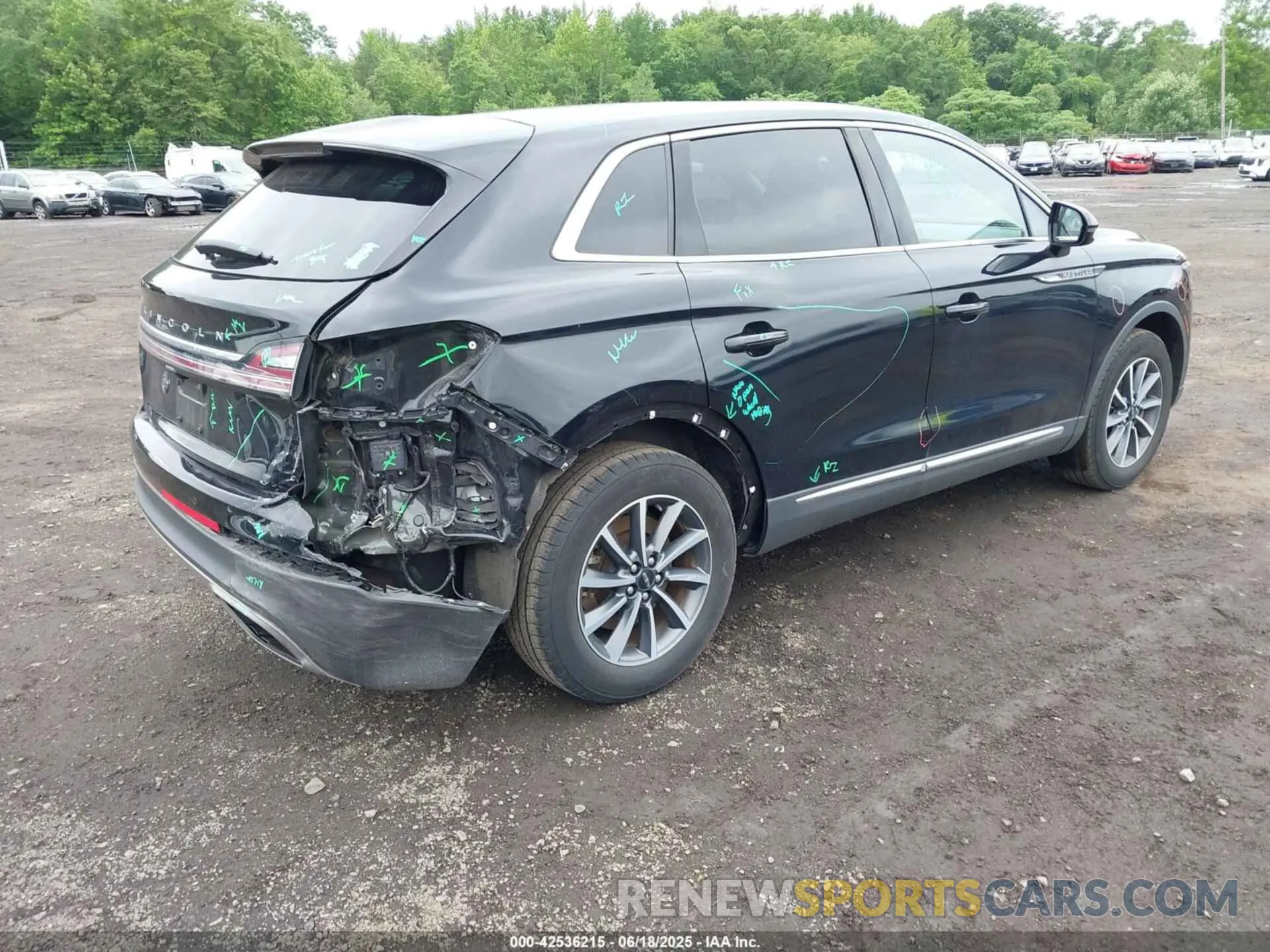 4 Photograph of a damaged car 2LMPJ8J9XNBL18947 LINCOLN NAUTILUS 2022