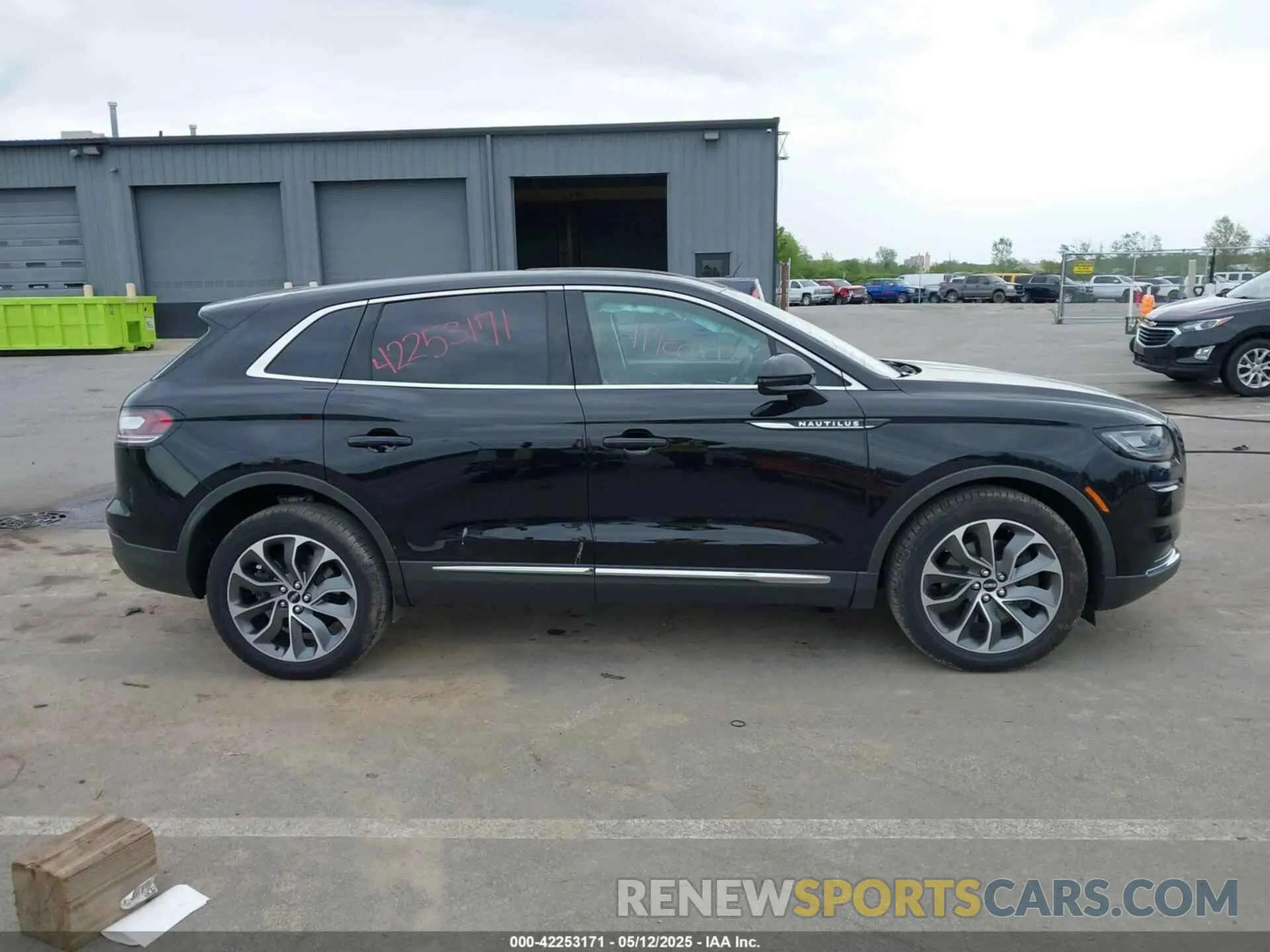 13 Photograph of a damaged car 2LMPJ8K9XNBL15870 LINCOLN NAUTILUS 2022