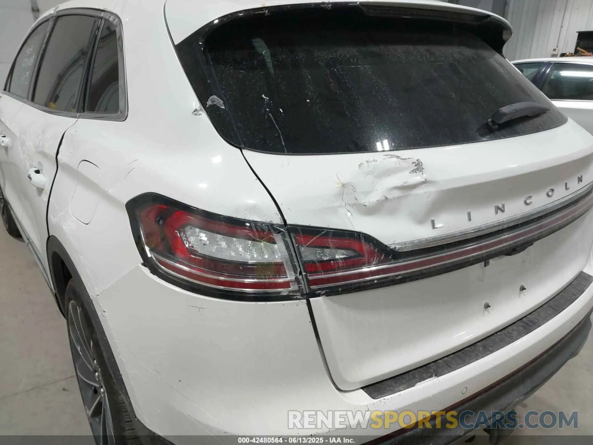 17 Photograph of a damaged car 2LMPJ8KP3NBL17202 LINCOLN NAUTILUS 2022
