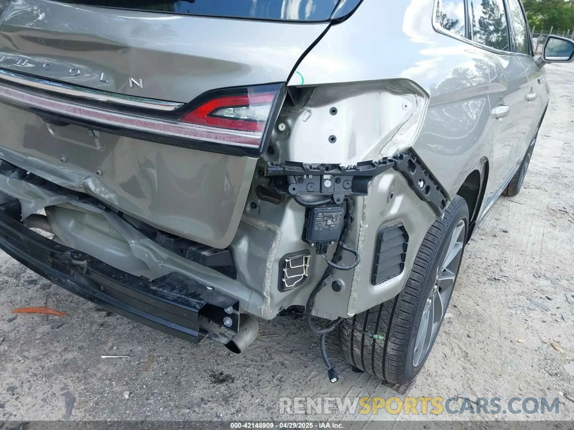 21 Photograph of a damaged car 2LMPJ8KP8PBL15481 LINCOLN NAUTILUS 2023