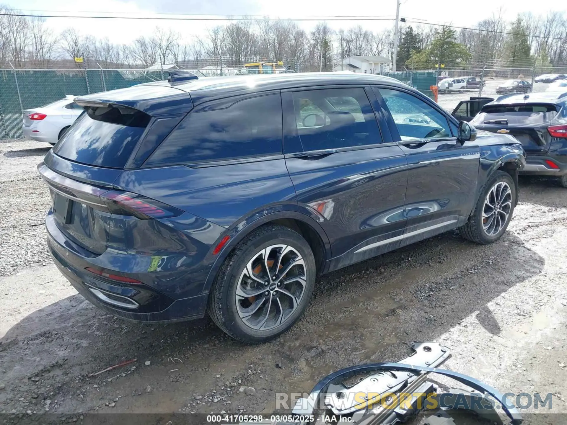 4 Photograph of a damaged car 5LMPJ8KA1RJ827280 LINCOLN NAUTILUS 2024