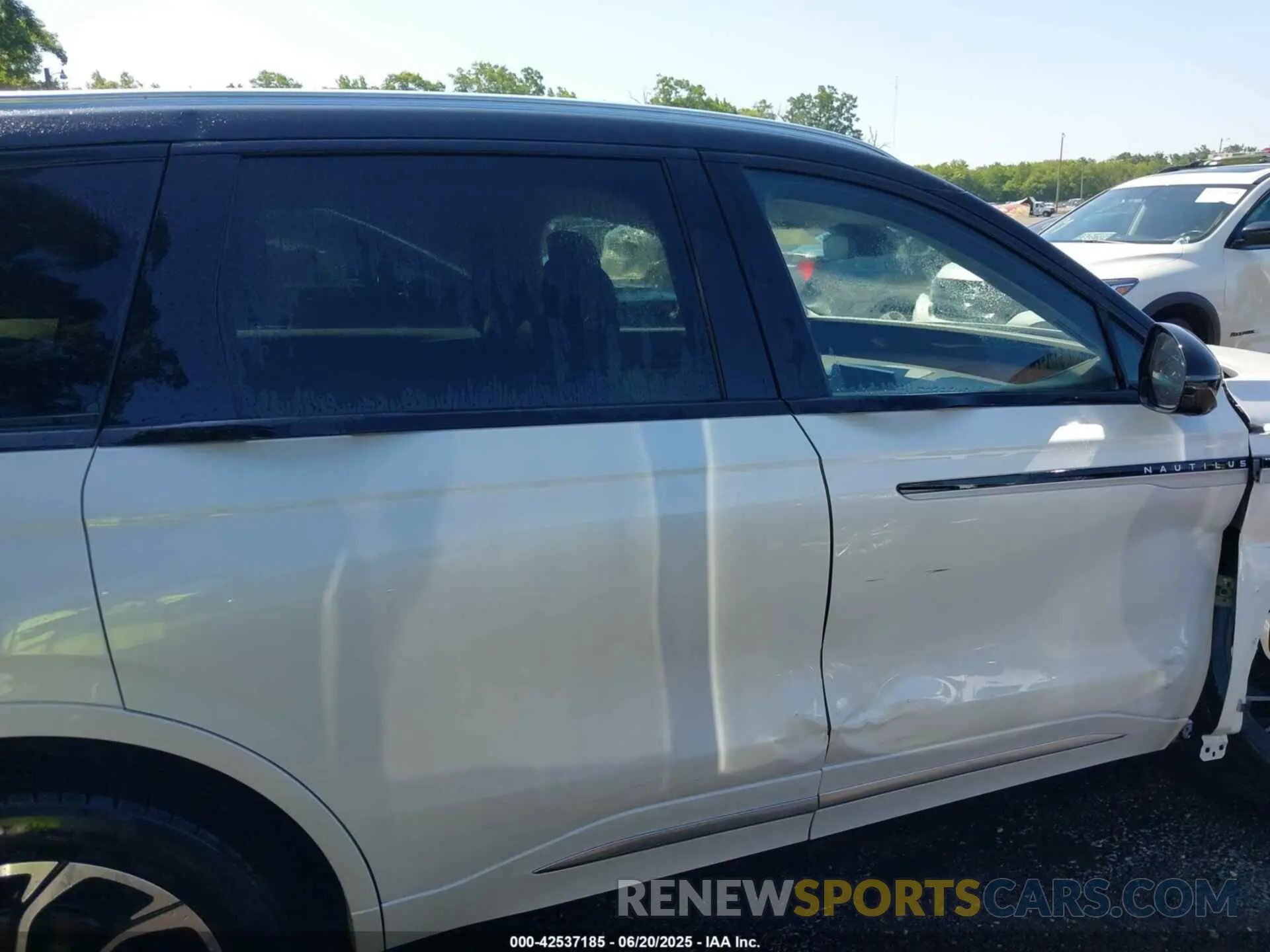 14 Photograph of a damaged car 5LMPJ8KAXRJ868331 LINCOLN NAUTILUS 2024