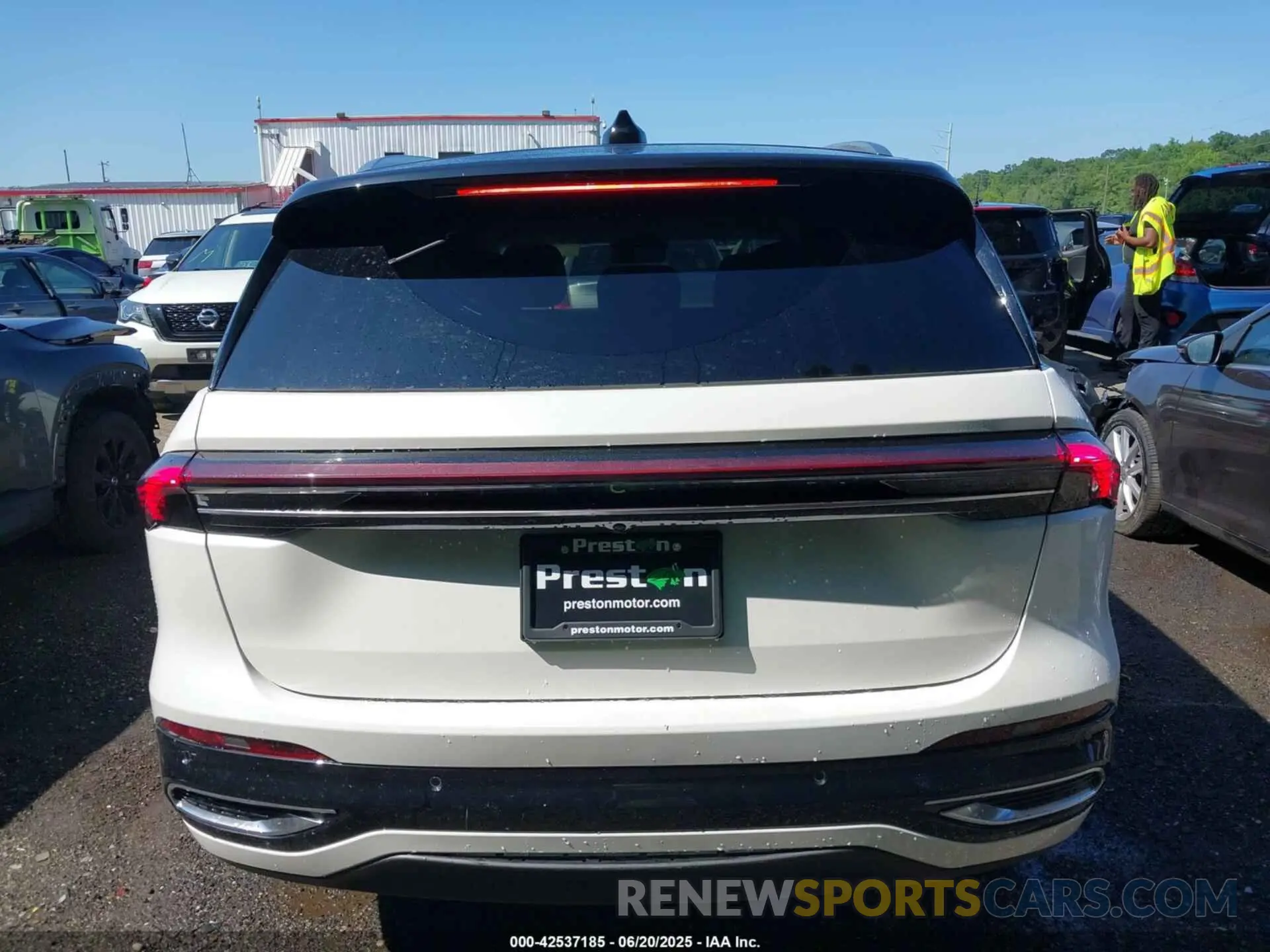 17 Photograph of a damaged car 5LMPJ8KAXRJ868331 LINCOLN NAUTILUS 2024