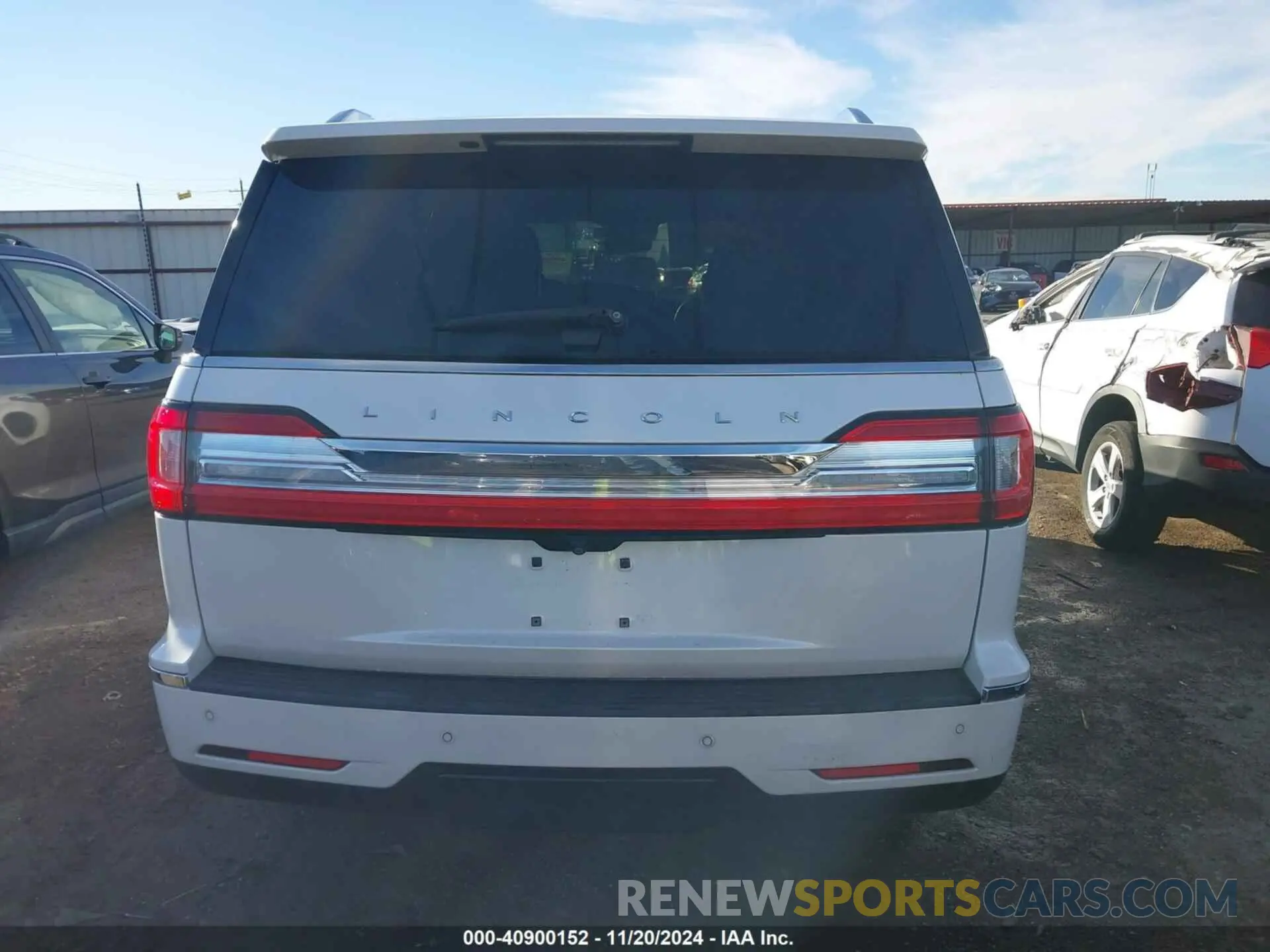 17 Photograph of a damaged car 5LMJJ2LT2KEL09194 LINCOLN NAVIGATOR 2019