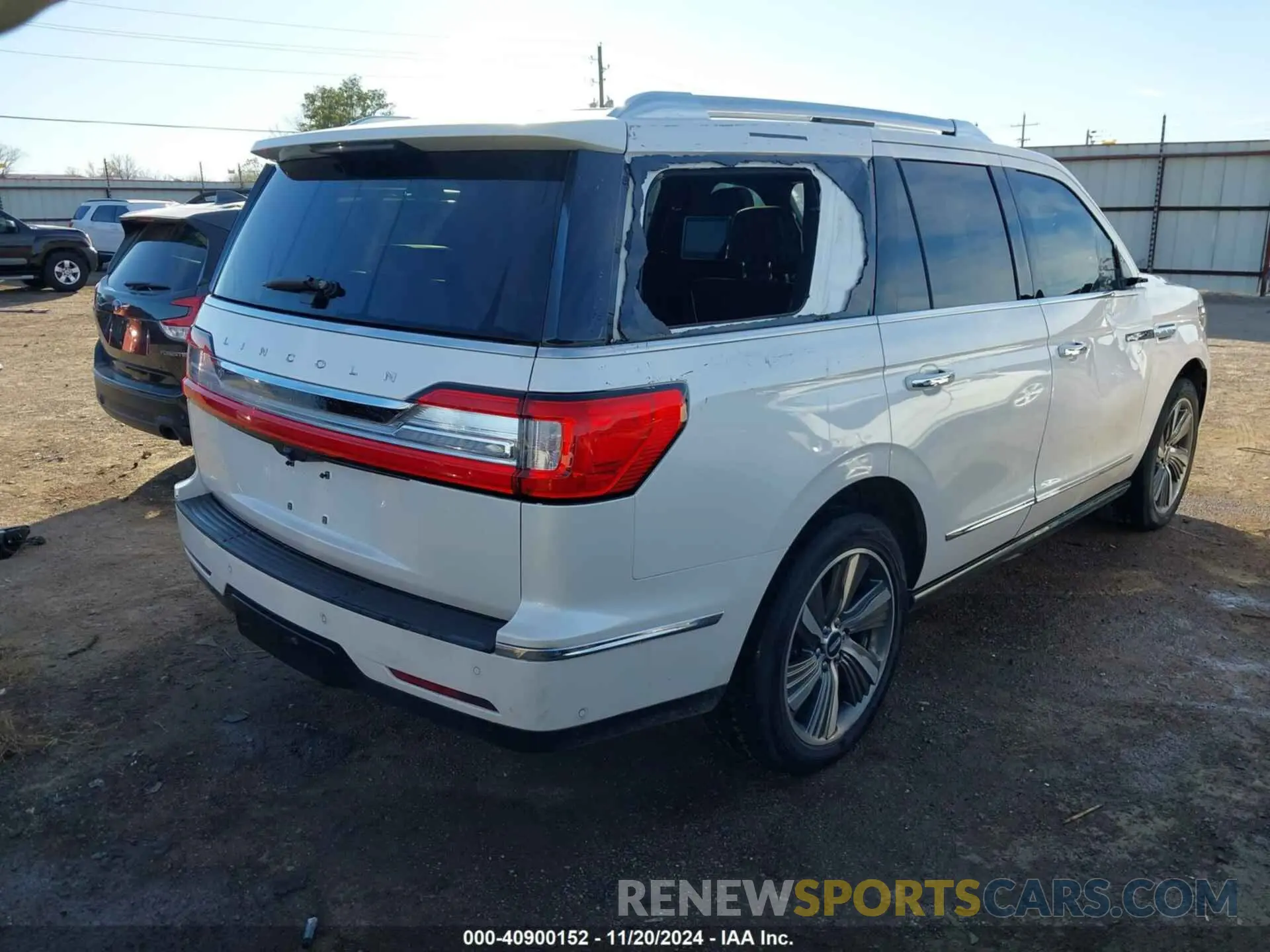 4 Photograph of a damaged car 5LMJJ2LT2KEL09194 LINCOLN NAVIGATOR 2019