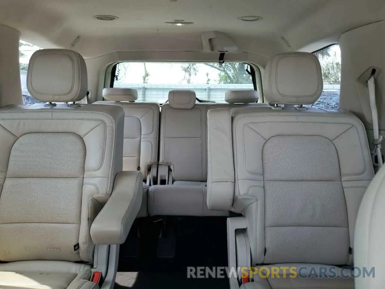 10 Photograph of a damaged car 5LMJJ2LT4KEL05311 LINCOLN NAVIGATOR 2019
