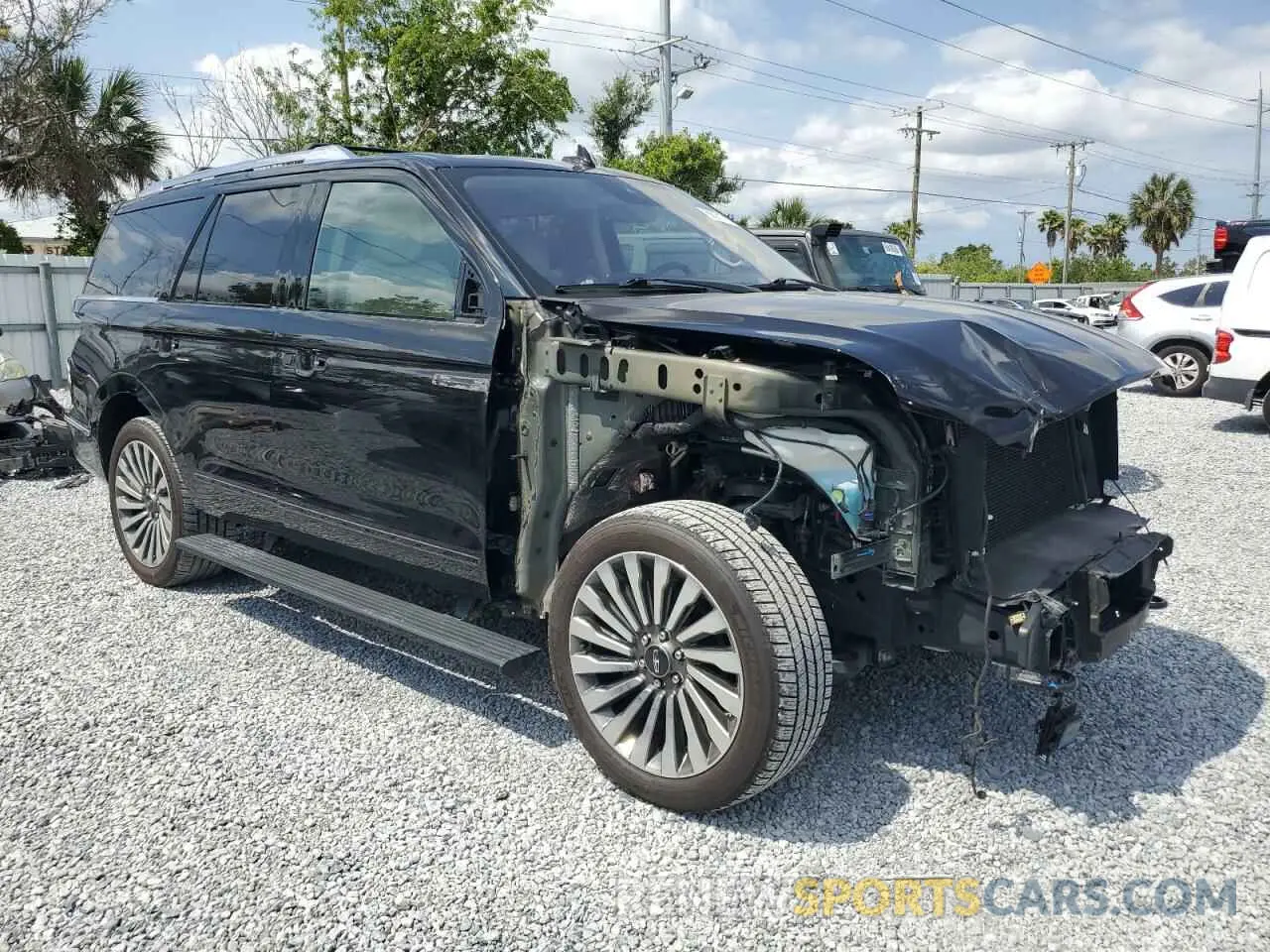 4 Photograph of a damaged car 5LMJJ2LT4KEL05311 LINCOLN NAVIGATOR 2019