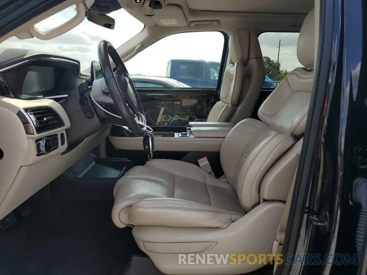 7 Photograph of a damaged car 5LMJJ2LT4KEL05311 LINCOLN NAVIGATOR 2019