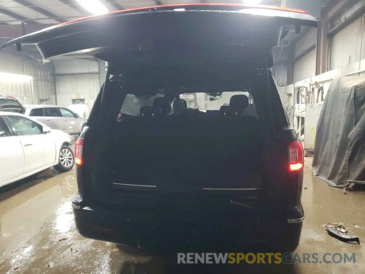 6 Photograph of a damaged car 5LMJJ2LT5KEL17211 LINCOLN NAVIGATOR 2019
