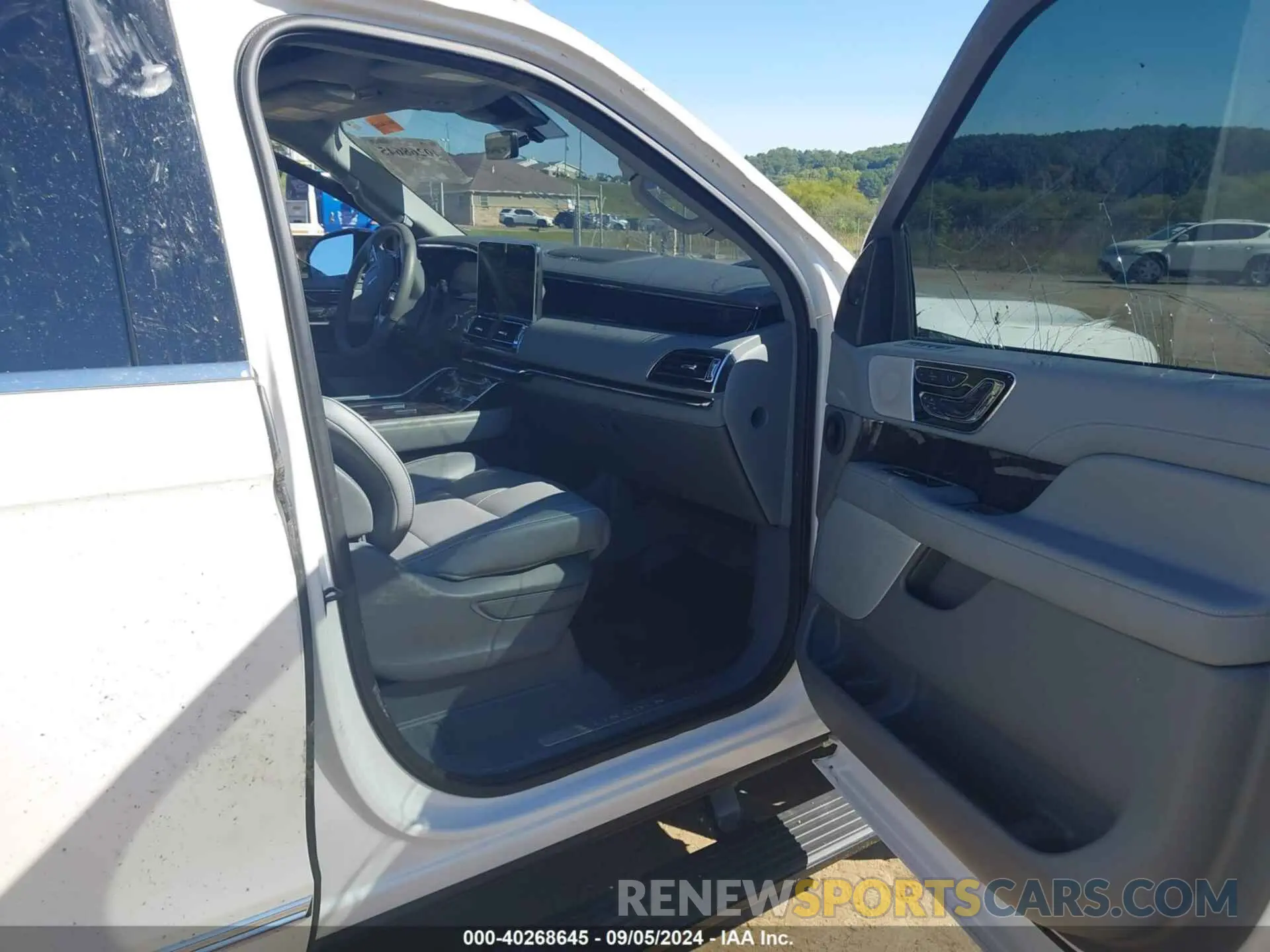 5 Photograph of a damaged car 5LMJJ2LT6KEL10266 LINCOLN NAVIGATOR 2019