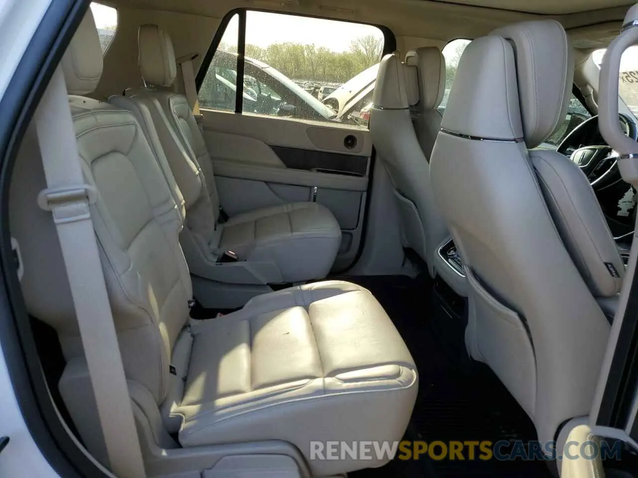 11 Photograph of a damaged car 5LMJJ2LT6KEL14320 LINCOLN NAVIGATOR 2019