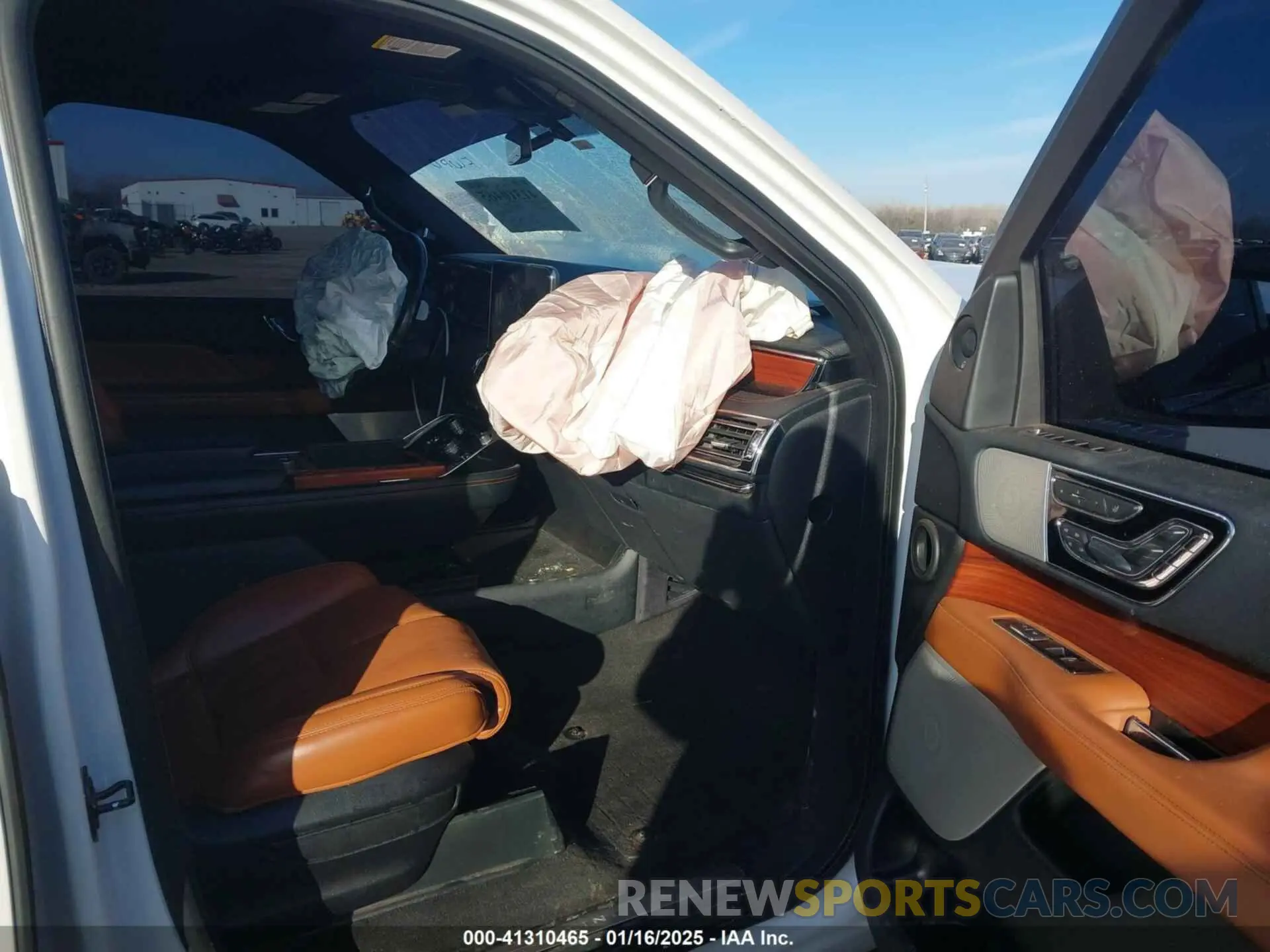 5 Photograph of a damaged car 5LMJJ2LT7KEL17842 LINCOLN NAVIGATOR 2019