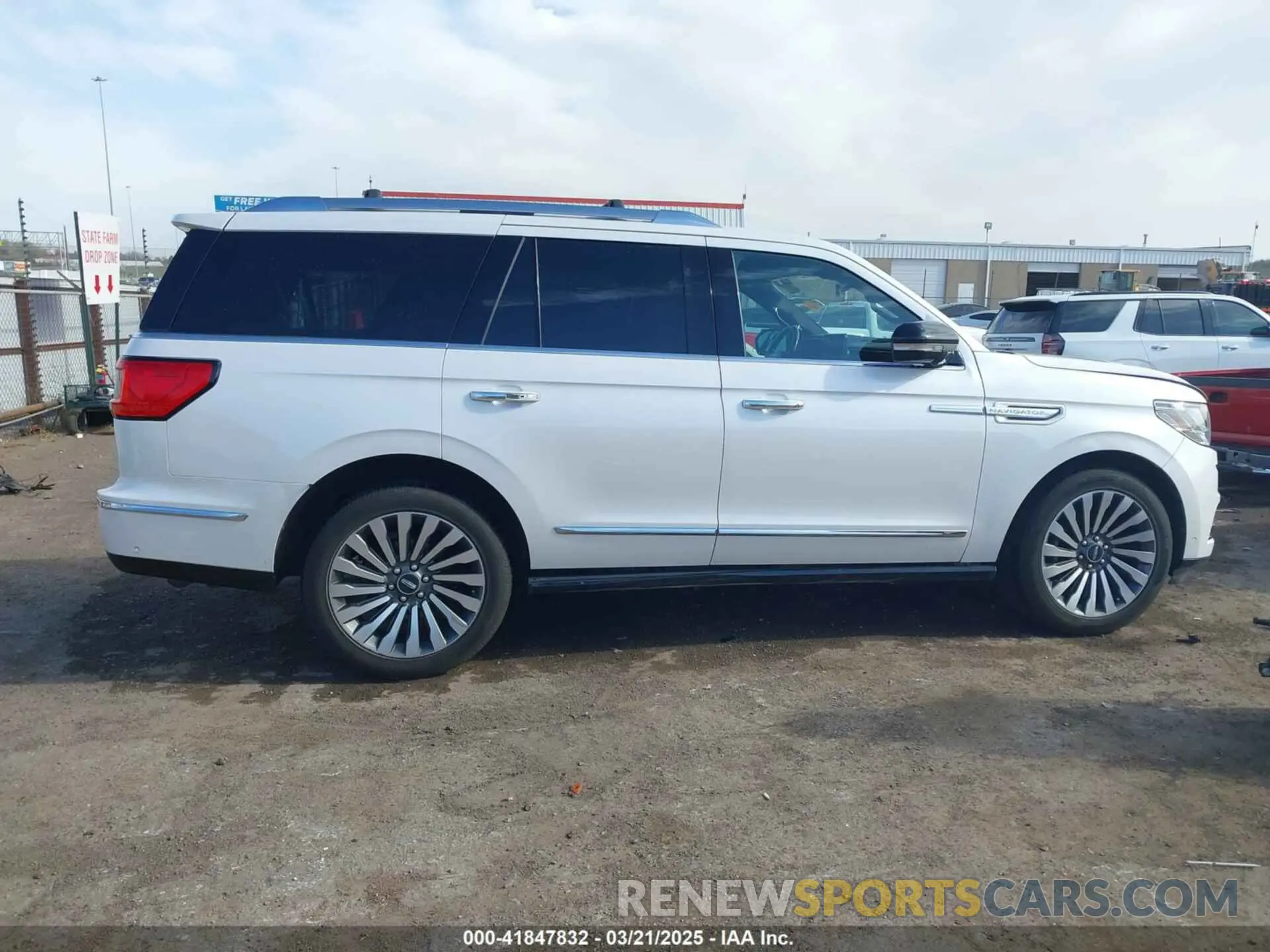 13 Photograph of a damaged car 5LMJJ2LT8KEL10852 LINCOLN NAVIGATOR 2019
