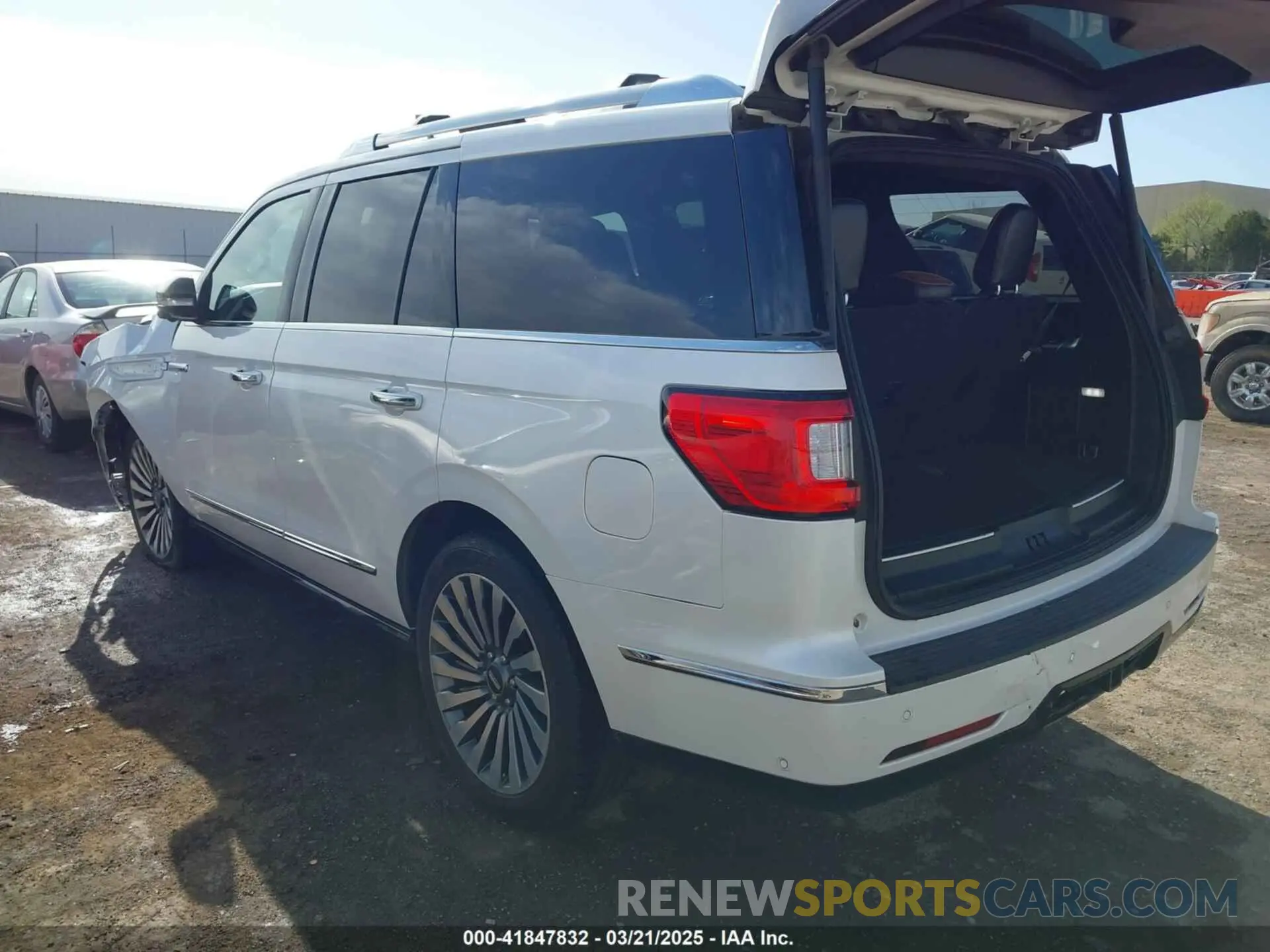 3 Photograph of a damaged car 5LMJJ2LT8KEL10852 LINCOLN NAVIGATOR 2019