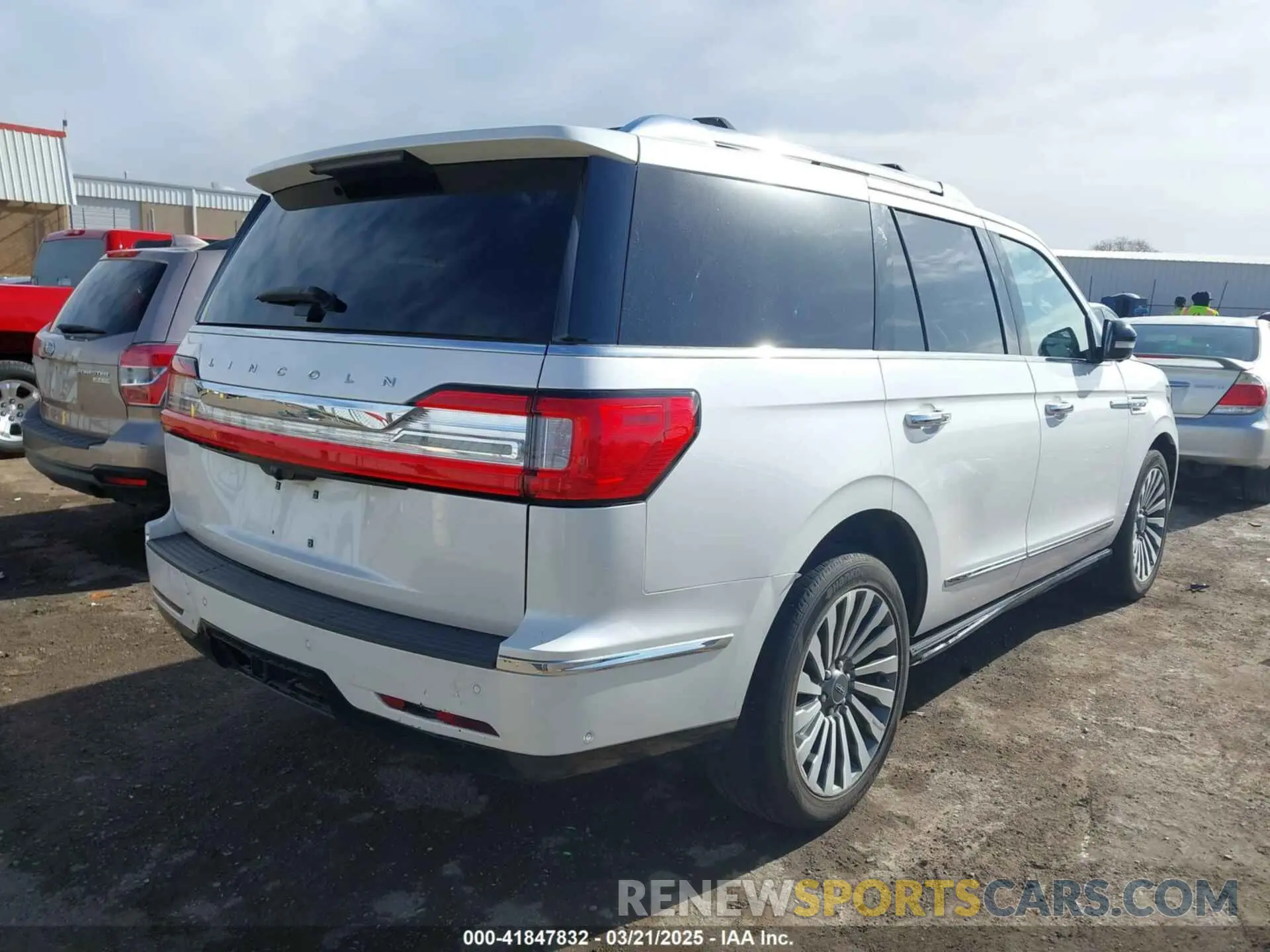 4 Photograph of a damaged car 5LMJJ2LT8KEL10852 LINCOLN NAVIGATOR 2019