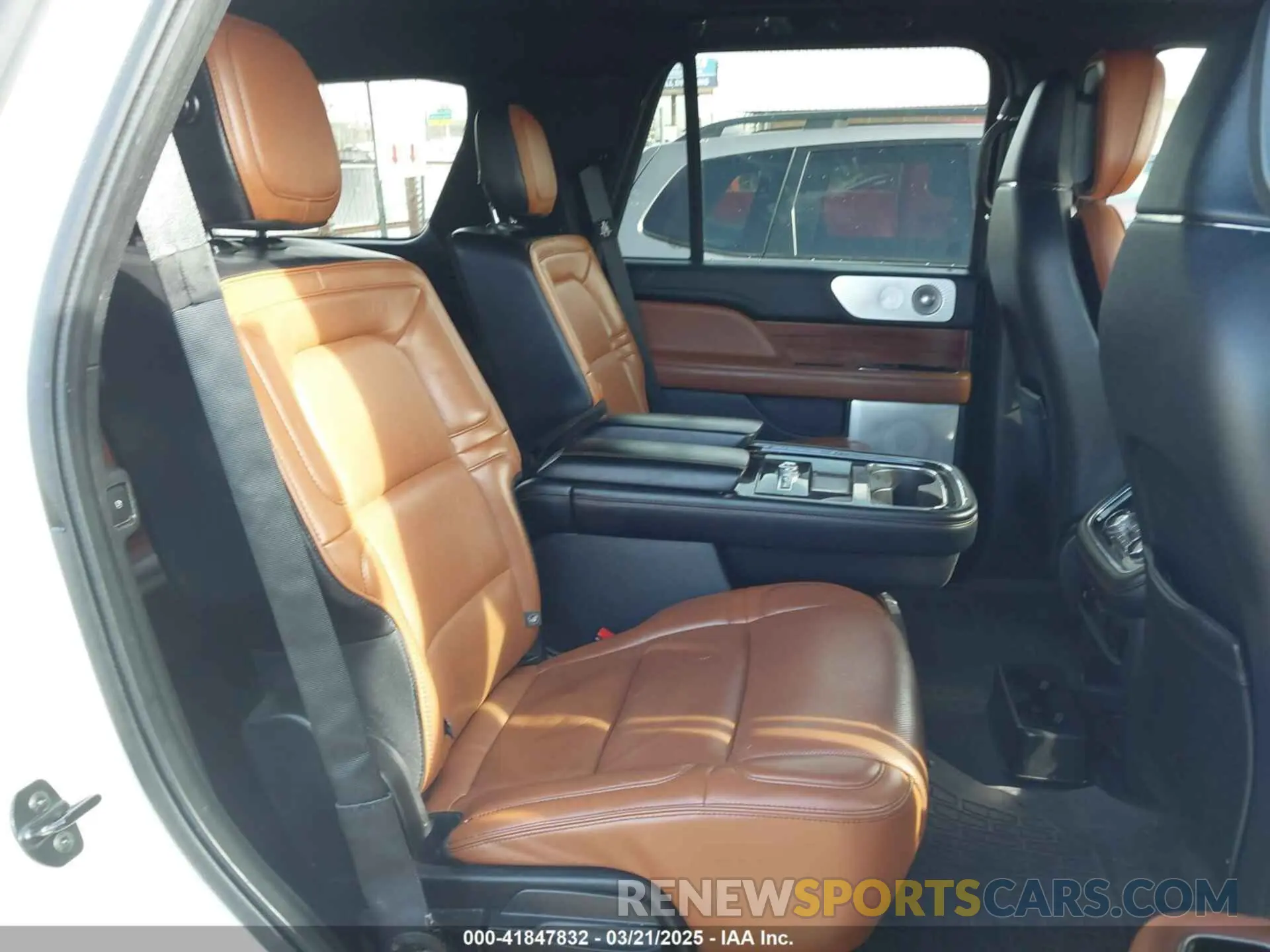 8 Photograph of a damaged car 5LMJJ2LT8KEL10852 LINCOLN NAVIGATOR 2019