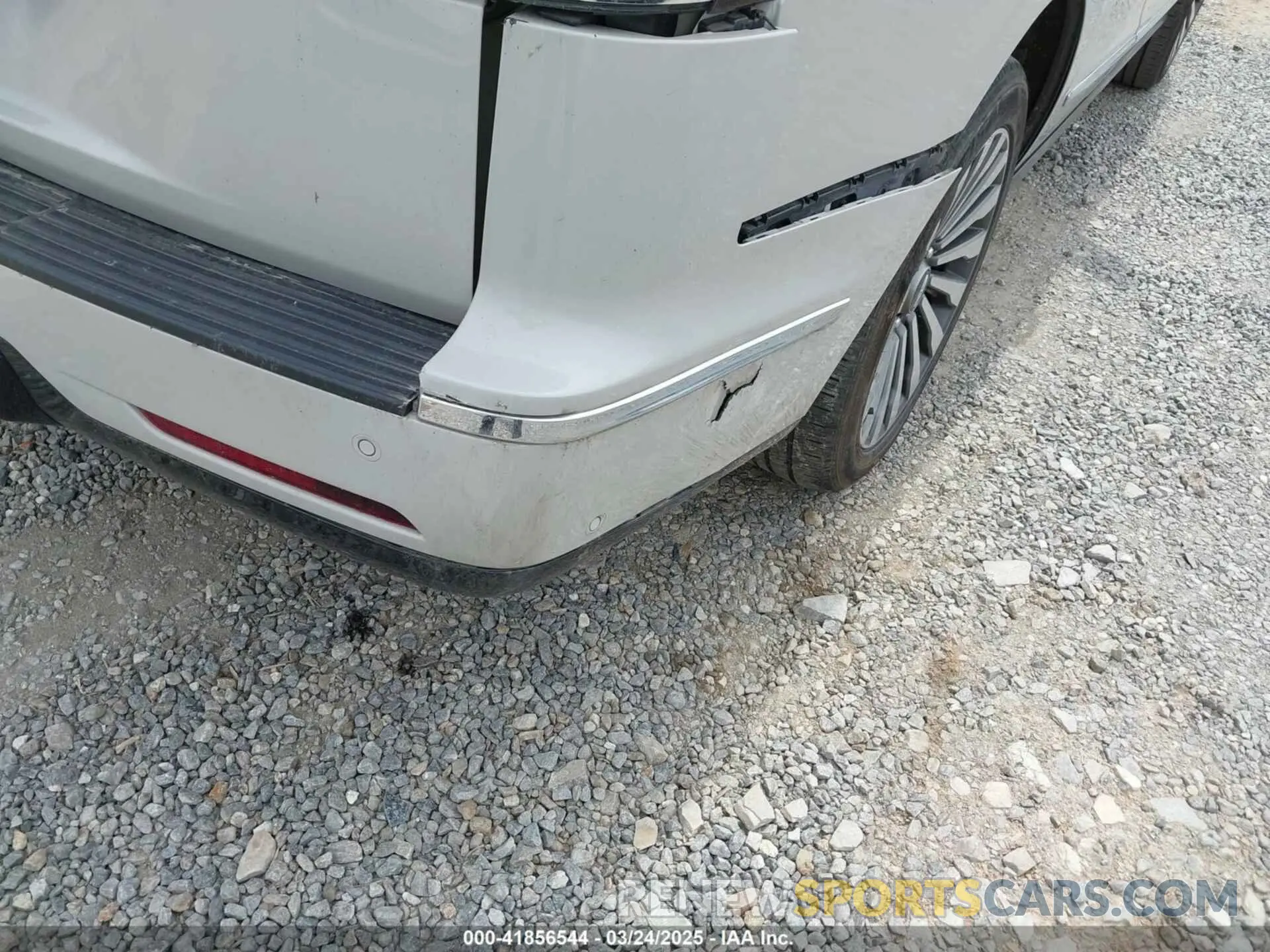18 Photograph of a damaged car 5LMJJ2LT8KEL19857 LINCOLN NAVIGATOR 2019