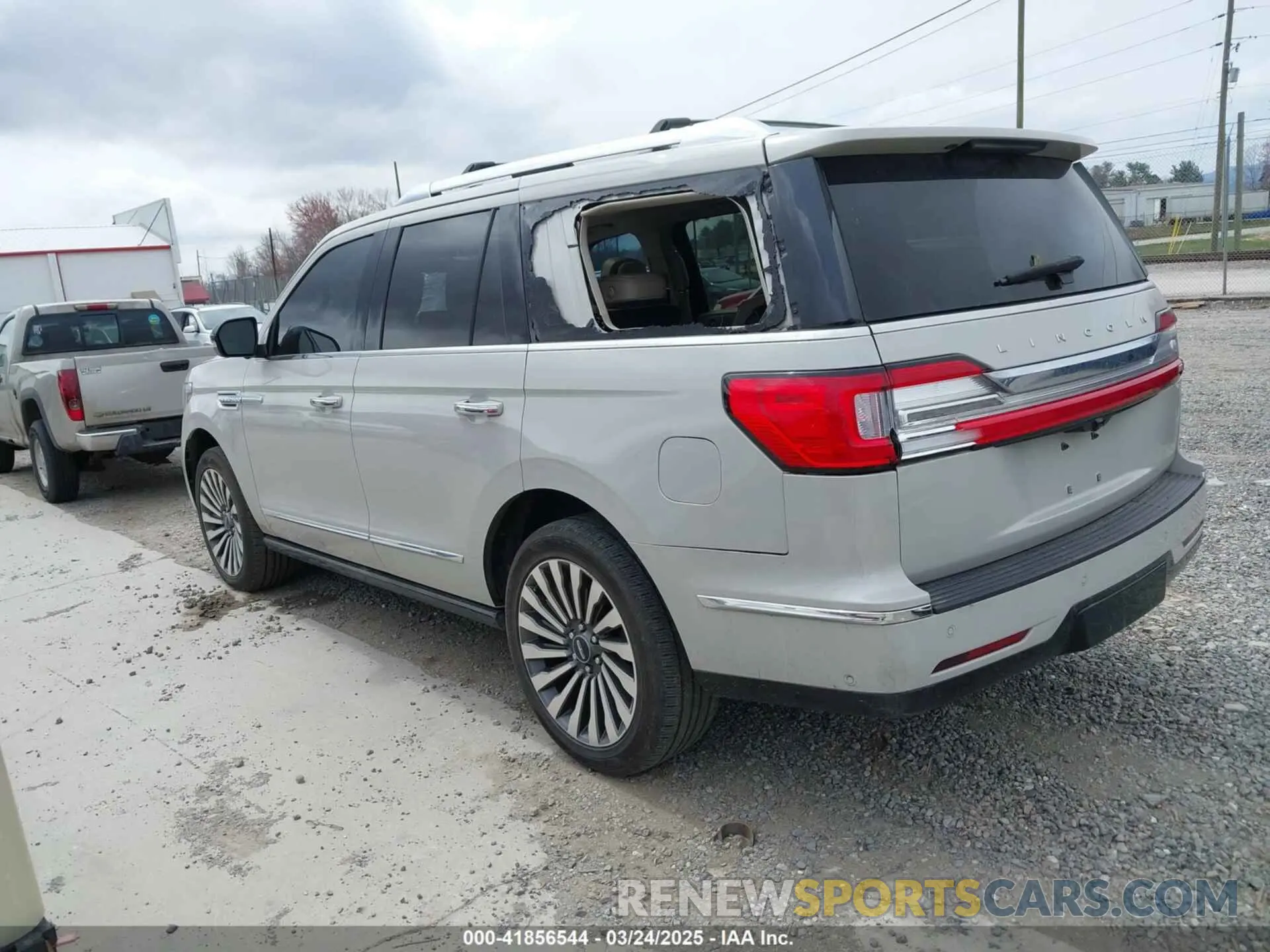 3 Photograph of a damaged car 5LMJJ2LT8KEL19857 LINCOLN NAVIGATOR 2019