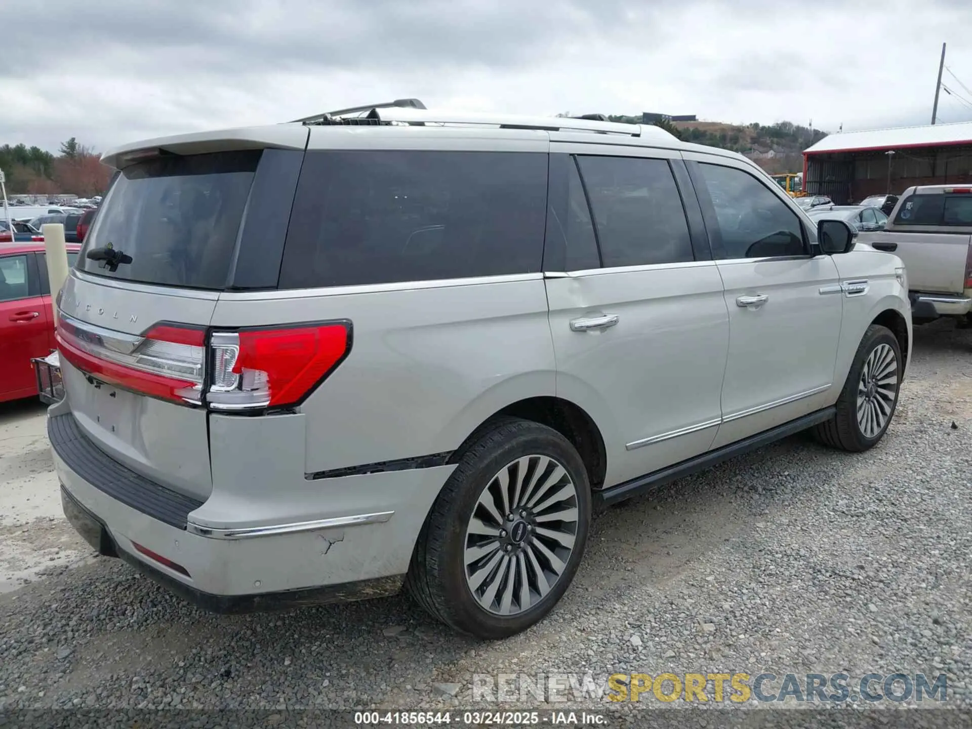4 Photograph of a damaged car 5LMJJ2LT8KEL19857 LINCOLN NAVIGATOR 2019