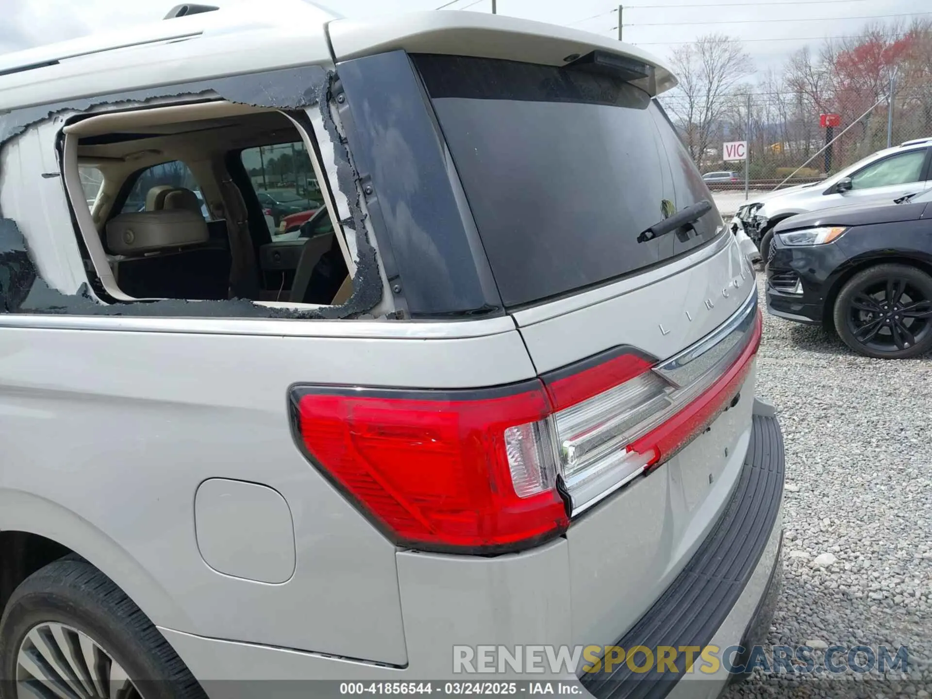 6 Photograph of a damaged car 5LMJJ2LT8KEL19857 LINCOLN NAVIGATOR 2019
