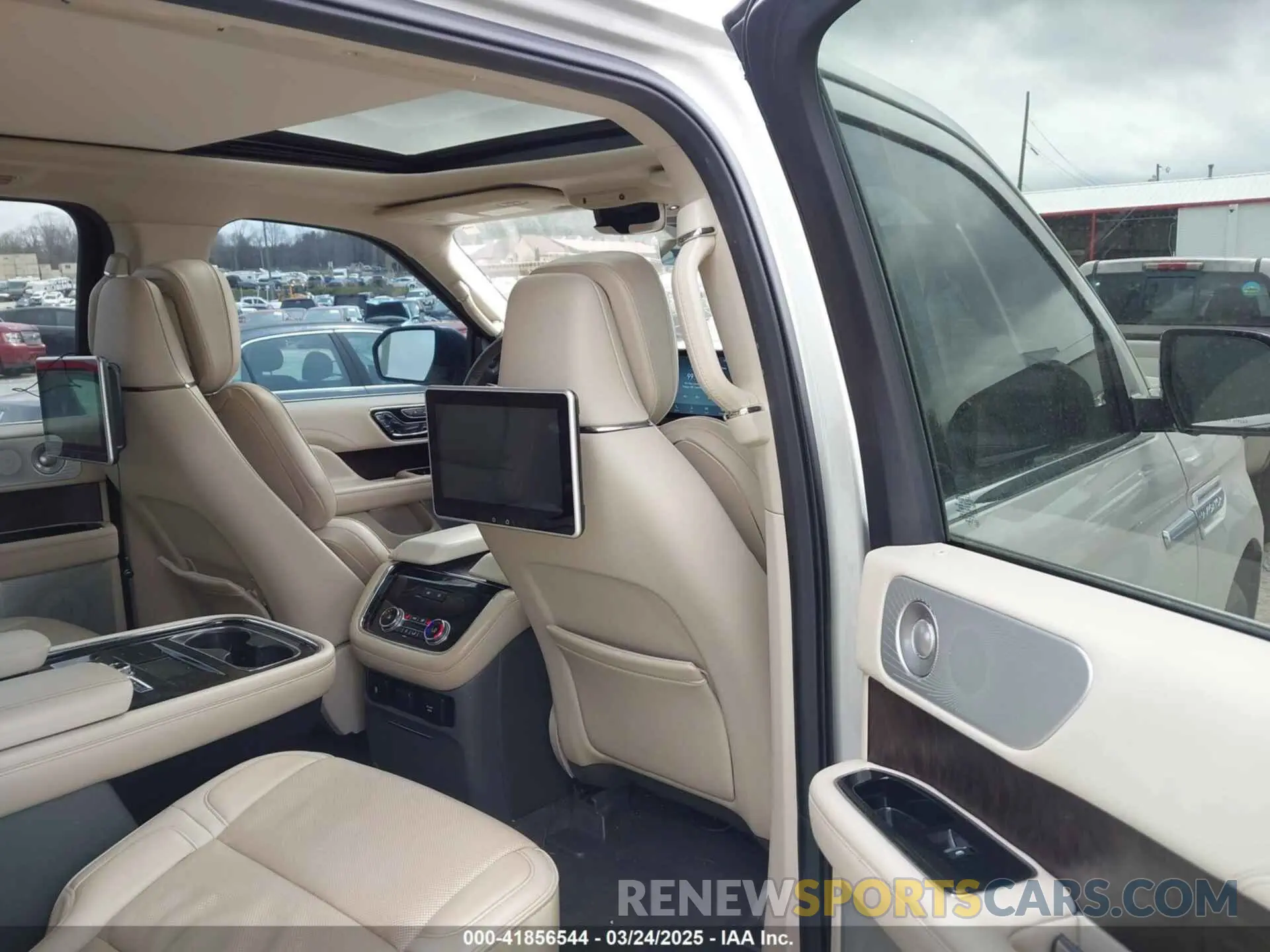 8 Photograph of a damaged car 5LMJJ2LT8KEL19857 LINCOLN NAVIGATOR 2019