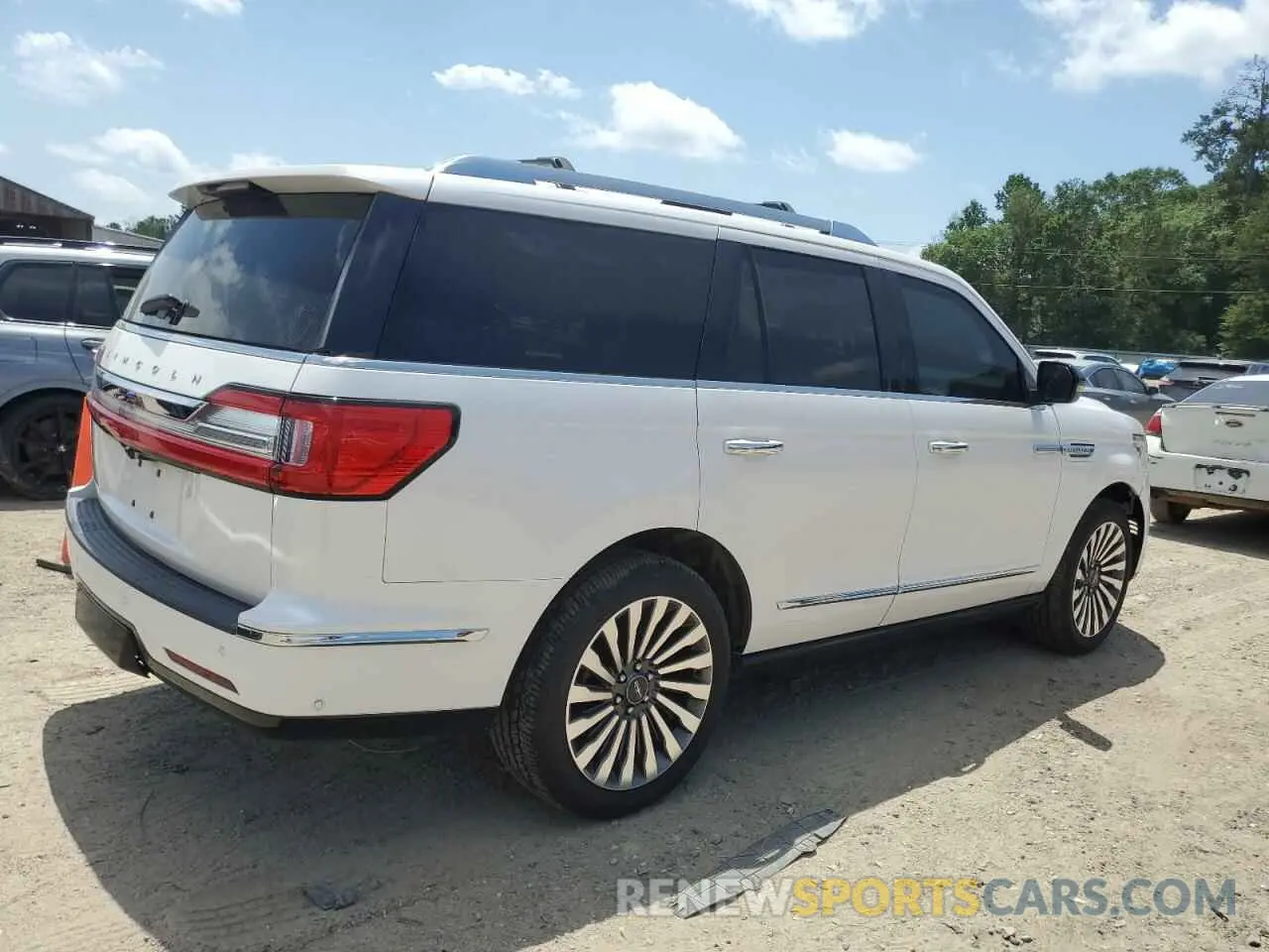 3 Photograph of a damaged car 5LMJJ2LT9KEL13923 LINCOLN NAVIGATOR 2019