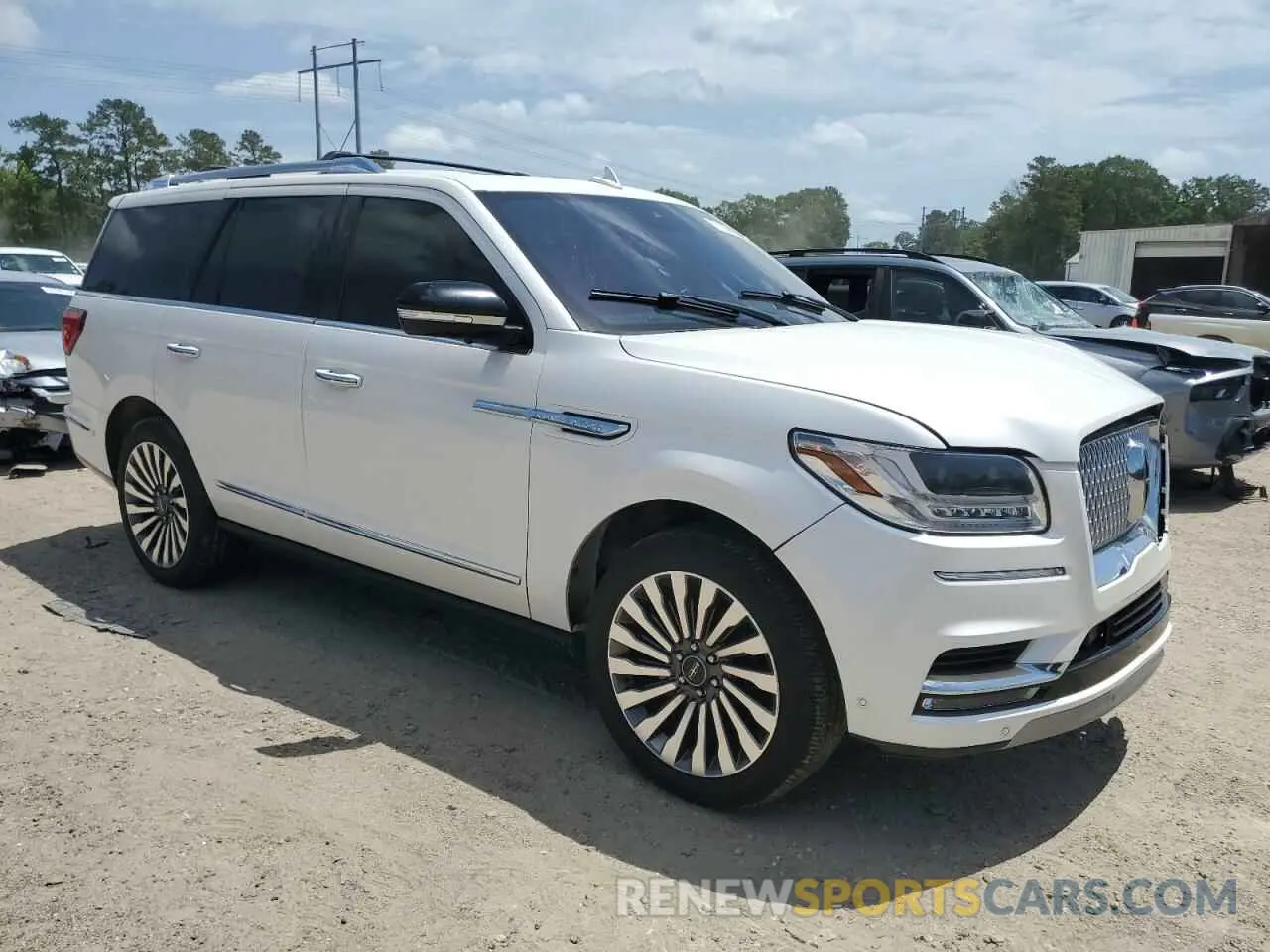 4 Photograph of a damaged car 5LMJJ2LT9KEL13923 LINCOLN NAVIGATOR 2019
