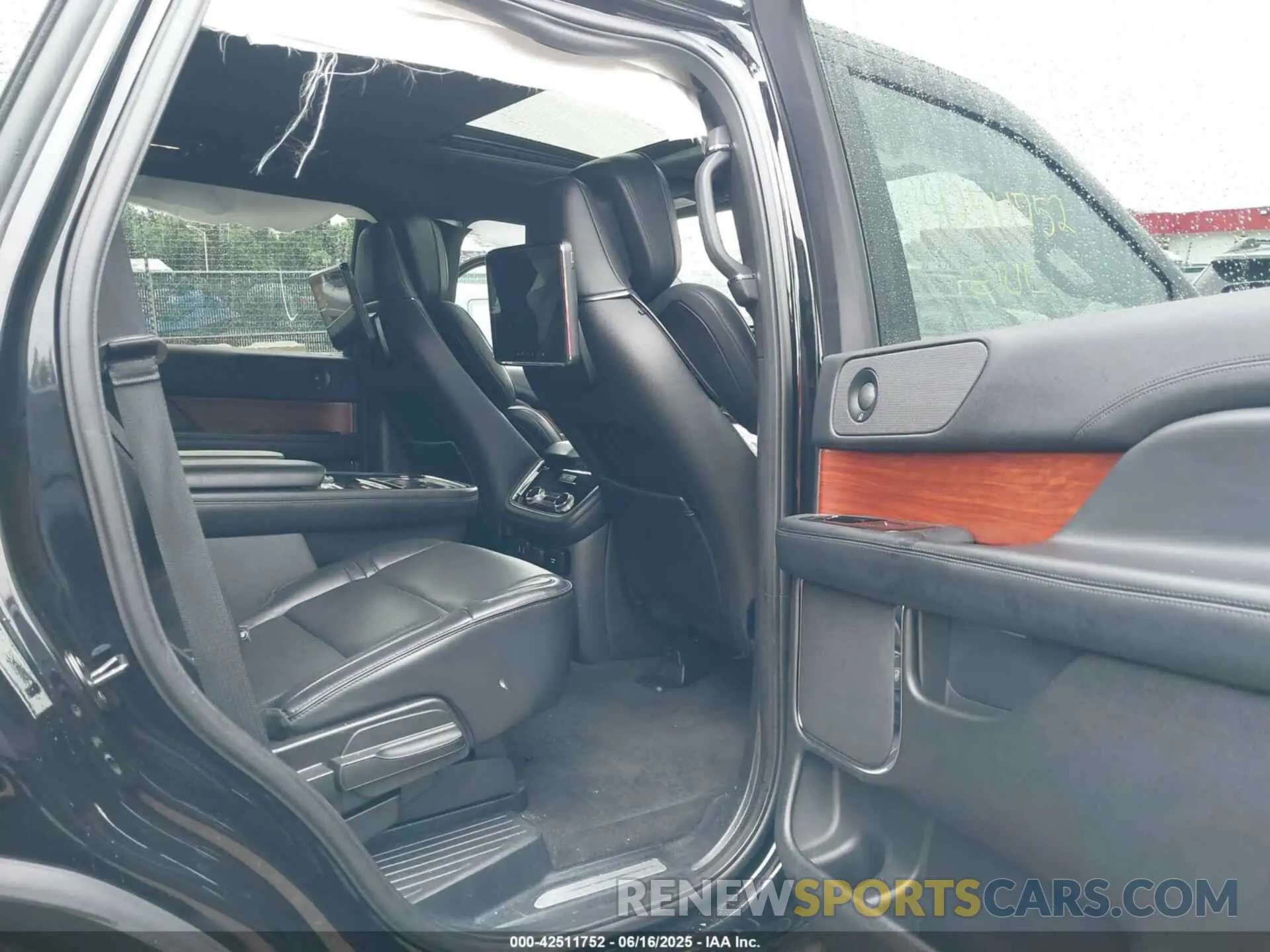 8 Photograph of a damaged car 5LMJJ2LT9KEL17079 LINCOLN NAVIGATOR 2019