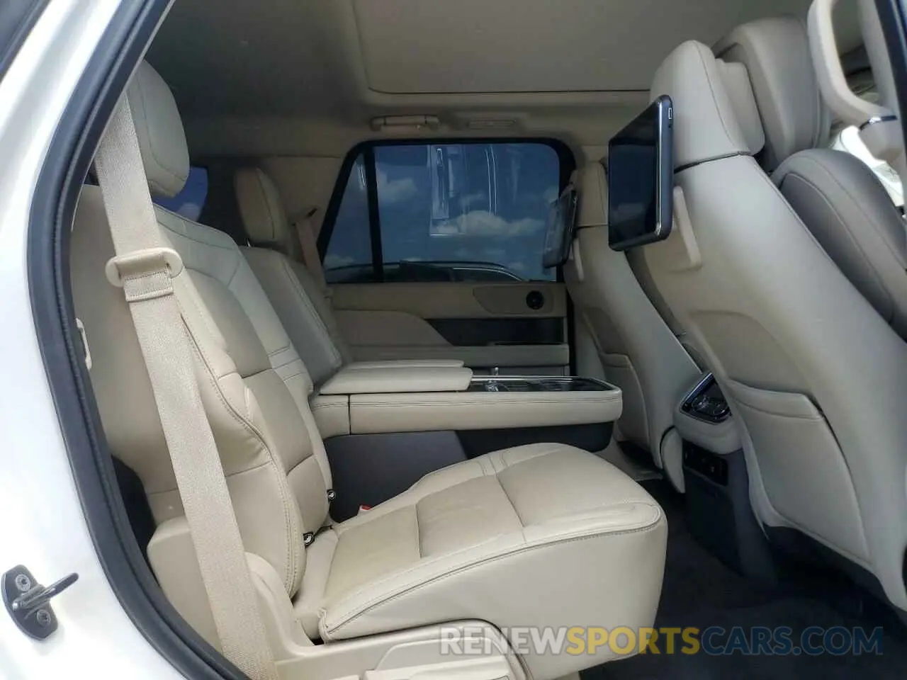 11 Photograph of a damaged car 5LMJJ2LT9KEL19544 LINCOLN NAVIGATOR 2019