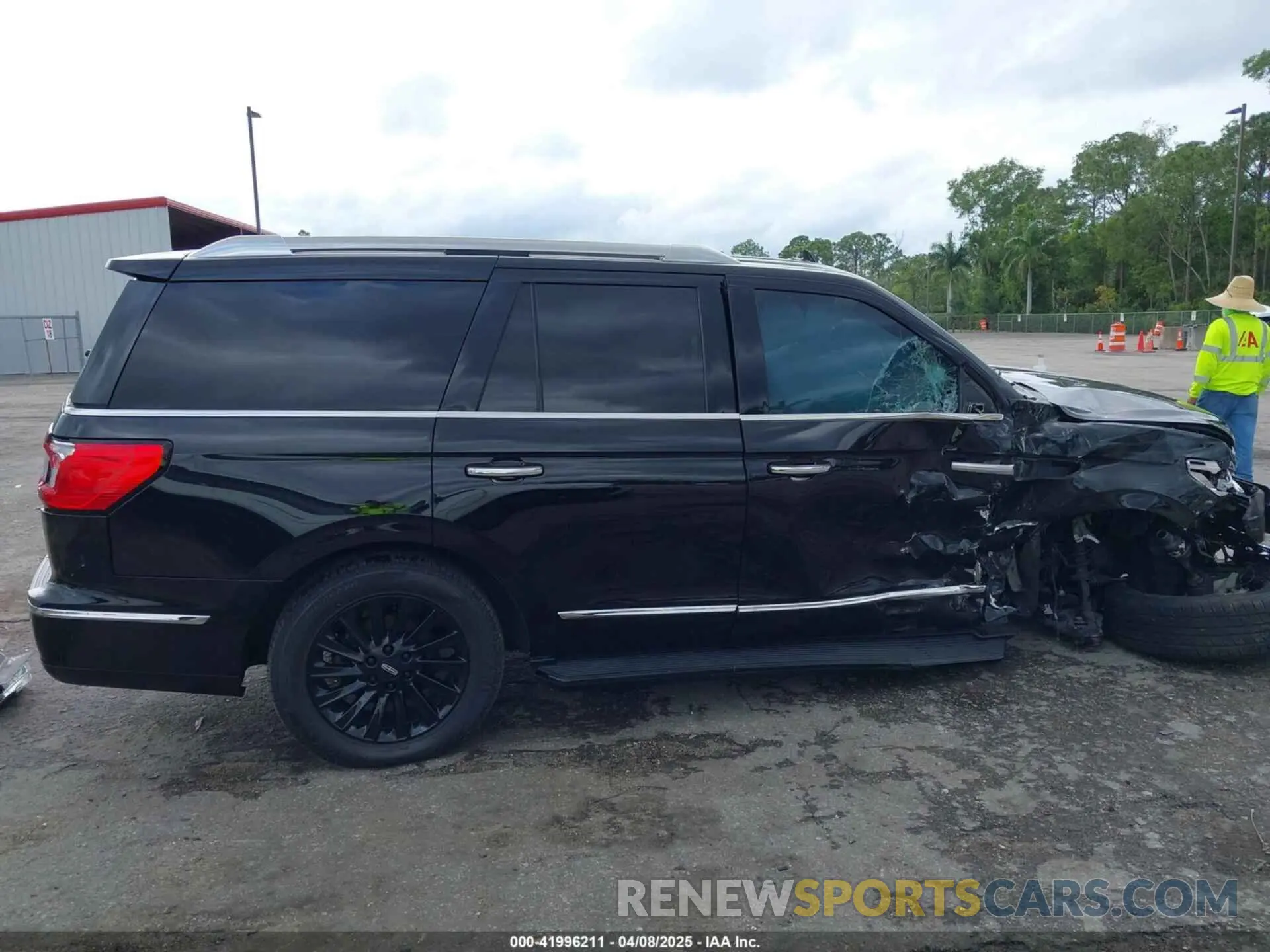 13 Photograph of a damaged car 5LMJJ2NT7KEL01735 LINCOLN NAVIGATOR 2019