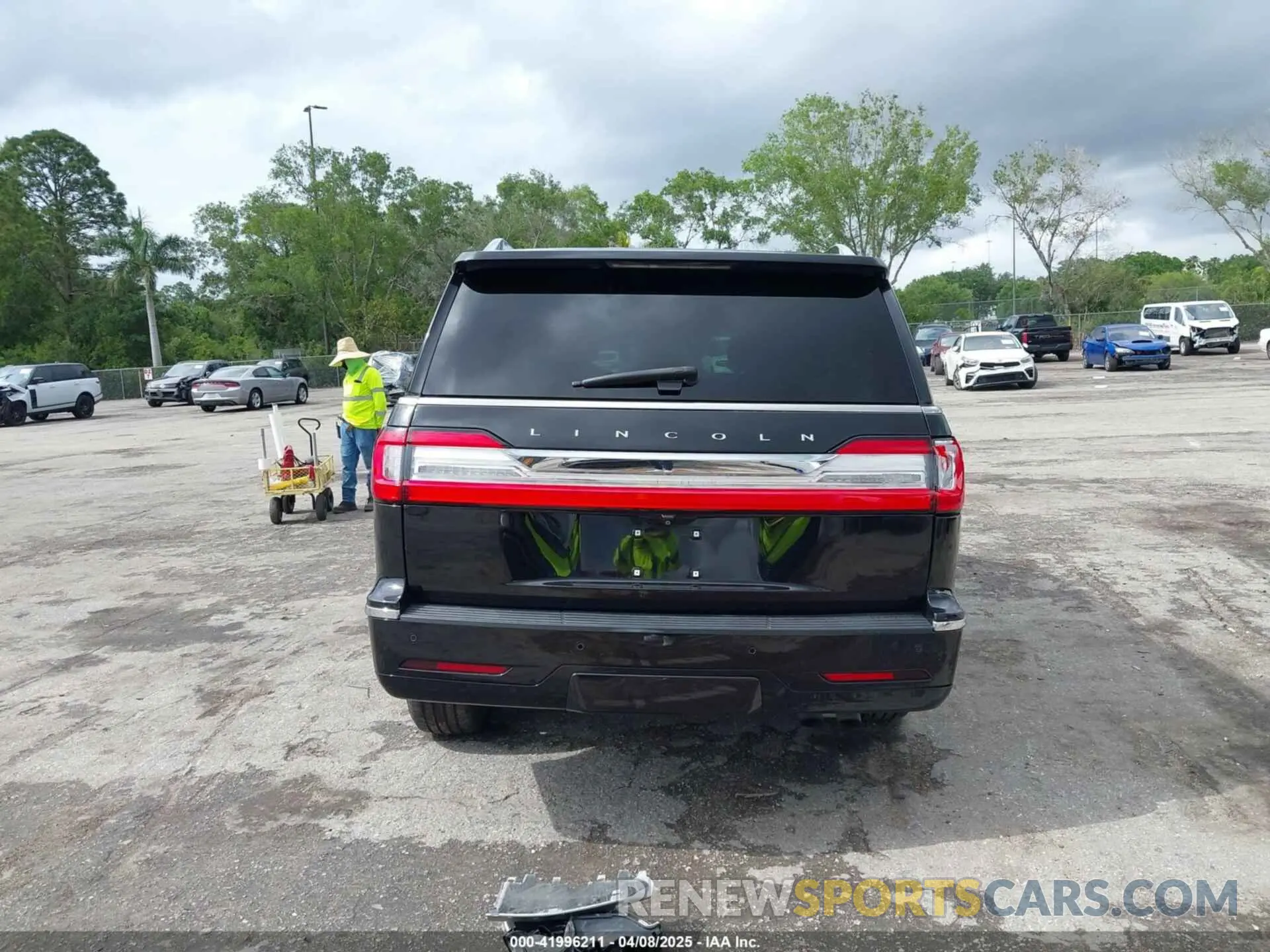 16 Photograph of a damaged car 5LMJJ2NT7KEL01735 LINCOLN NAVIGATOR 2019