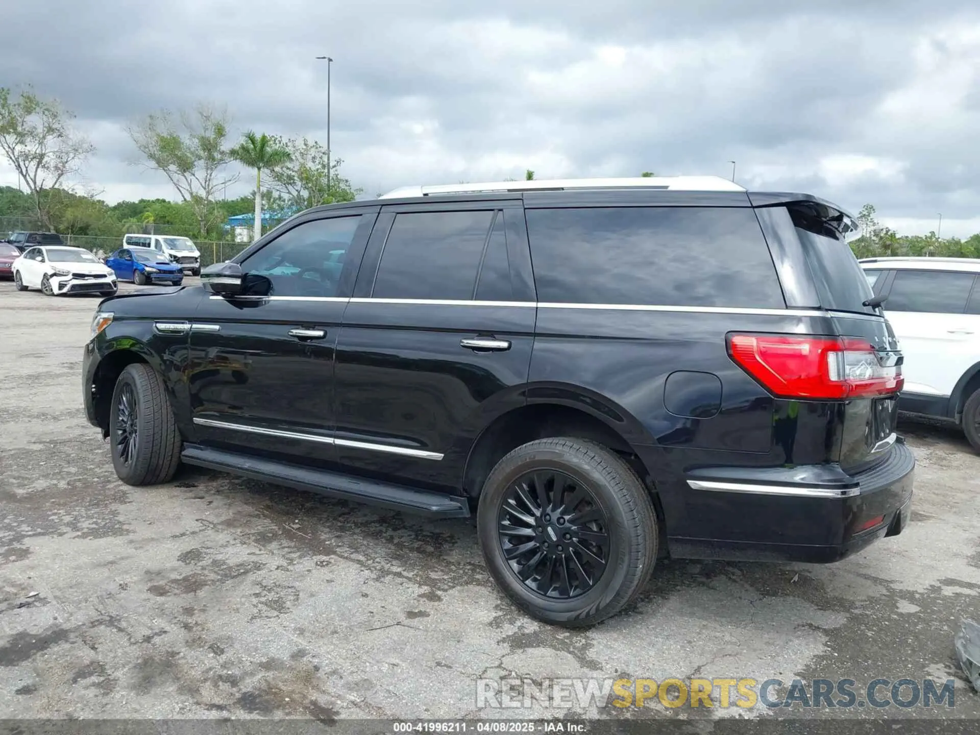 3 Photograph of a damaged car 5LMJJ2NT7KEL01735 LINCOLN NAVIGATOR 2019