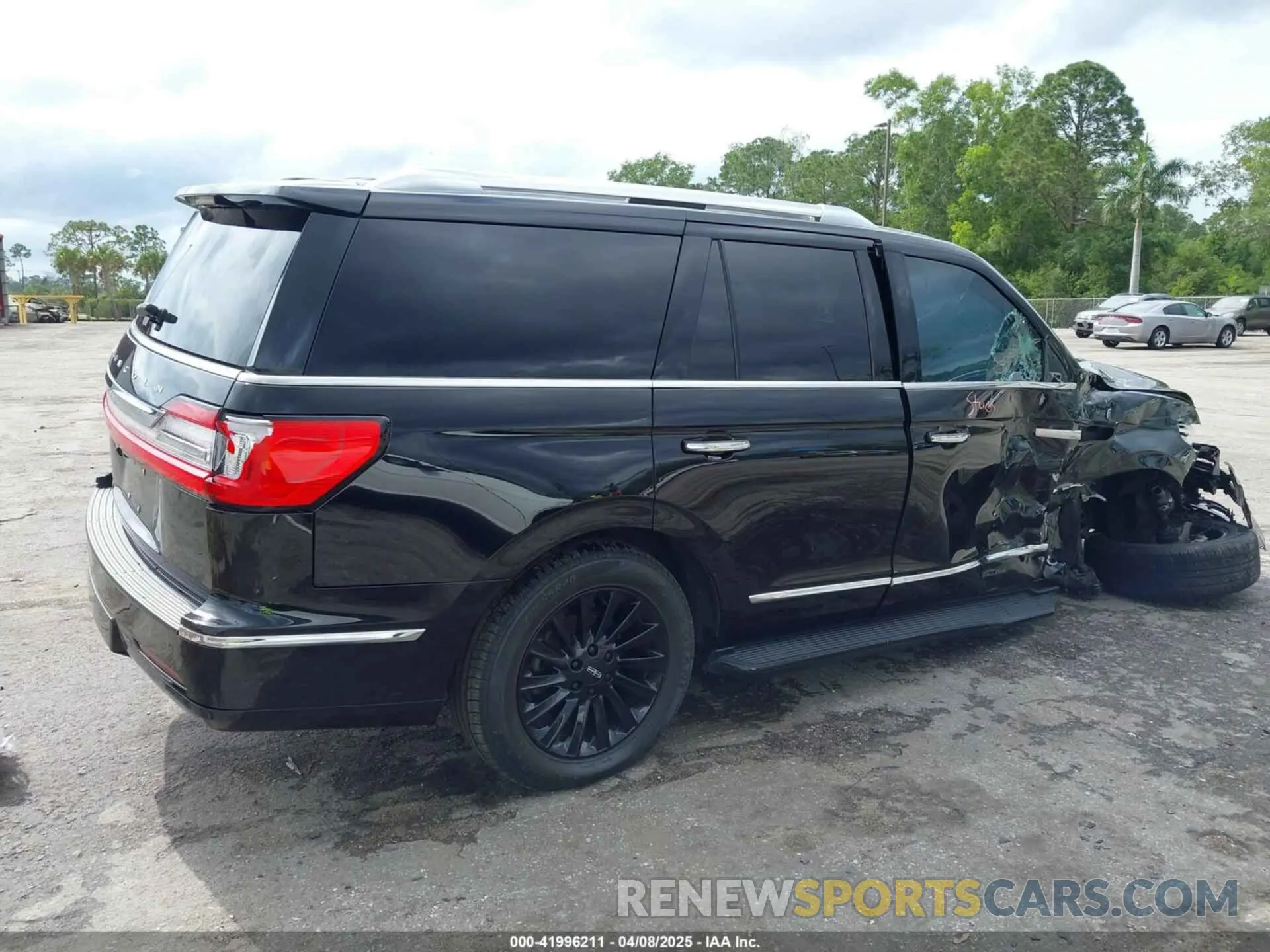 4 Photograph of a damaged car 5LMJJ2NT7KEL01735 LINCOLN NAVIGATOR 2019