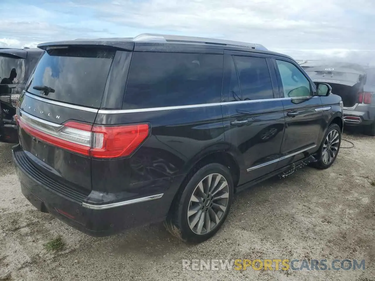 3 Photograph of a damaged car 5LMJJ2LT5LEL03276 LINCOLN NAVIGATOR 2020