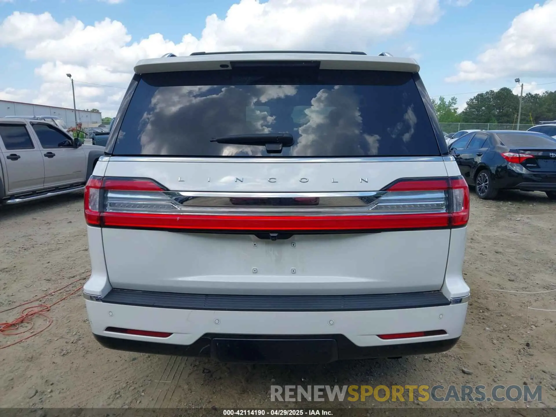 17 Photograph of a damaged car 5LMJJ2LT5LEL09160 LINCOLN NAVIGATOR 2020