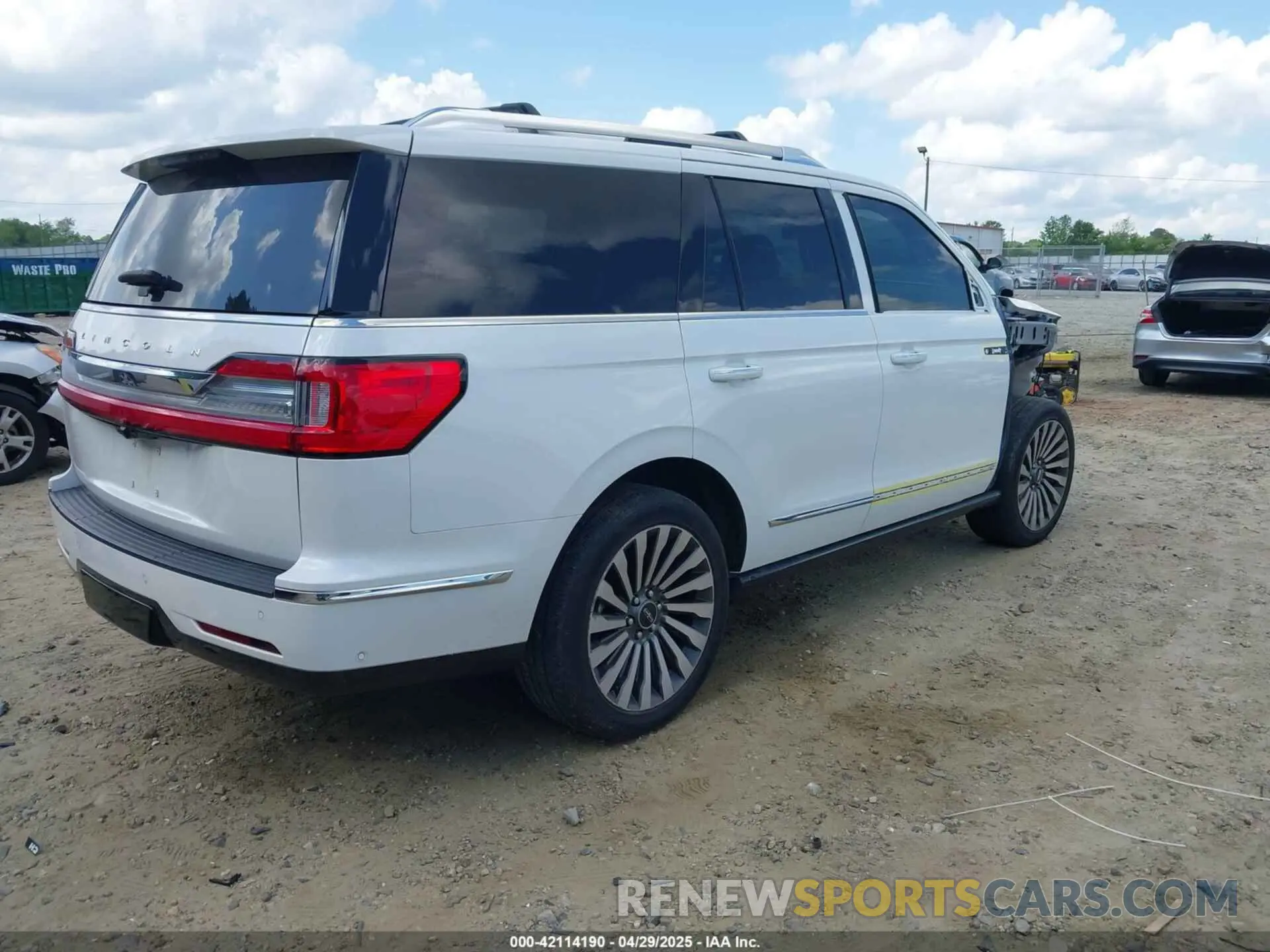 4 Photograph of a damaged car 5LMJJ2LT5LEL09160 LINCOLN NAVIGATOR 2020