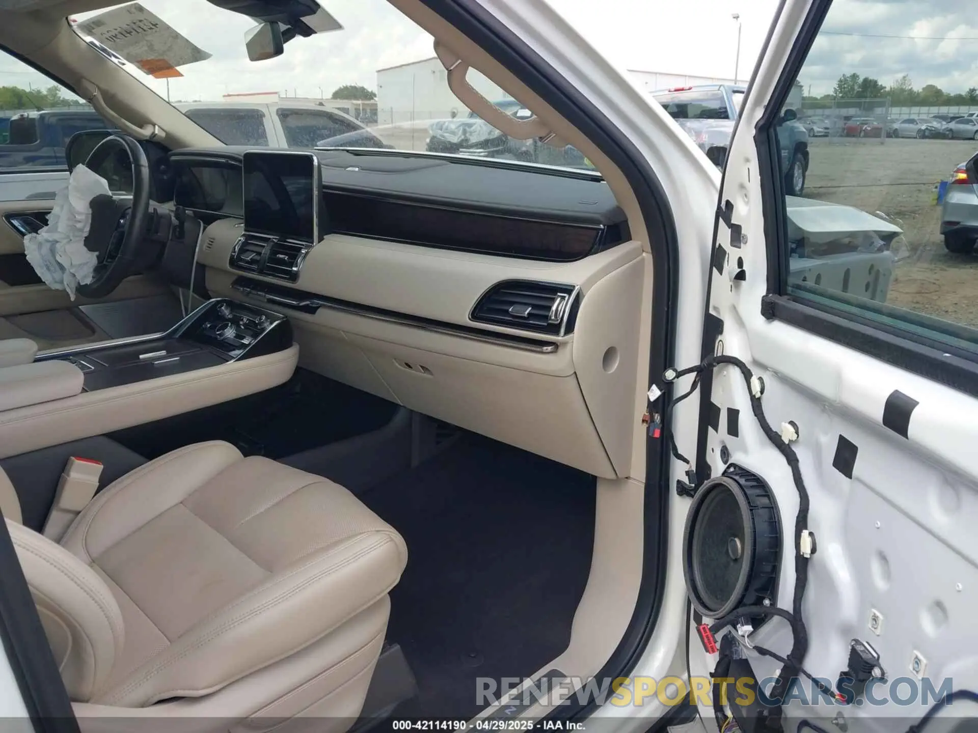 5 Photograph of a damaged car 5LMJJ2LT5LEL09160 LINCOLN NAVIGATOR 2020