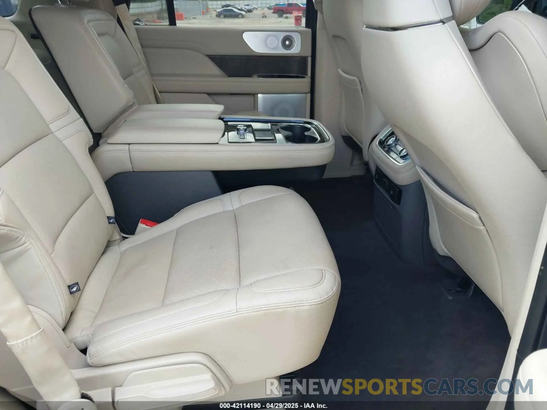 8 Photograph of a damaged car 5LMJJ2LT5LEL09160 LINCOLN NAVIGATOR 2020