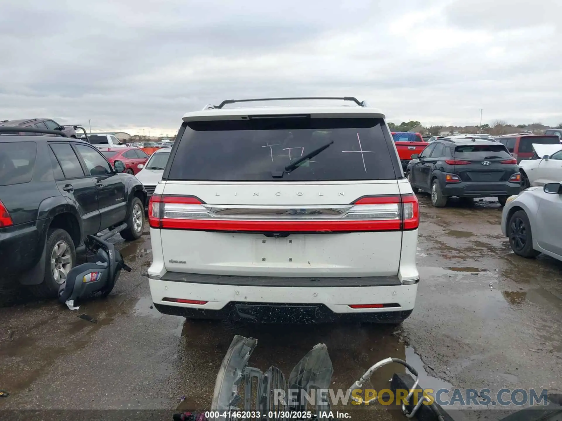 17 Photograph of a damaged car 5LMJJ2LT7LEL05241 LINCOLN NAVIGATOR 2020