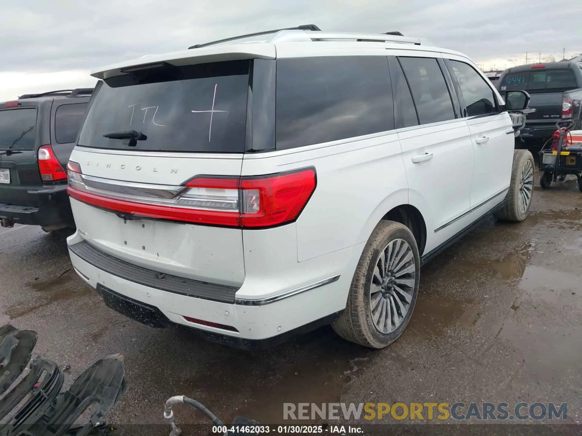 4 Photograph of a damaged car 5LMJJ2LT7LEL05241 LINCOLN NAVIGATOR 2020