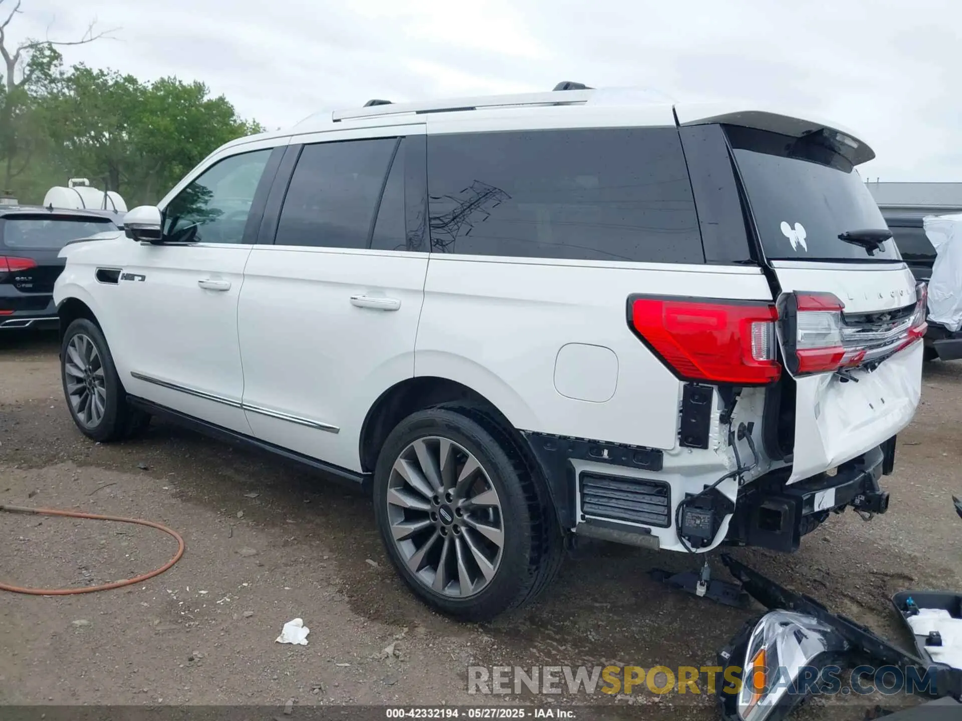 3 Photograph of a damaged car 5LMJJ2LT7LEL22136 LINCOLN NAVIGATOR 2020