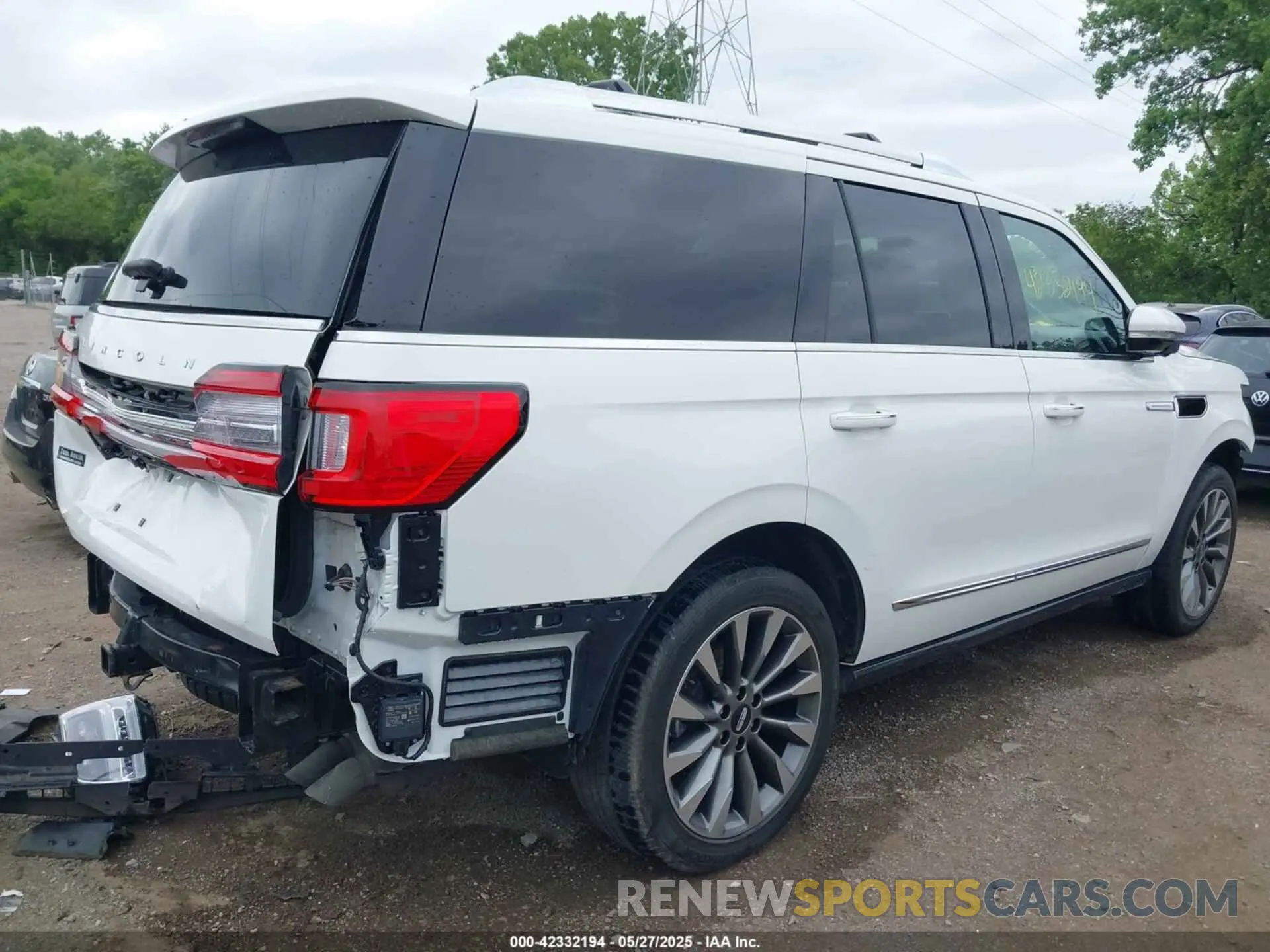 4 Photograph of a damaged car 5LMJJ2LT7LEL22136 LINCOLN NAVIGATOR 2020