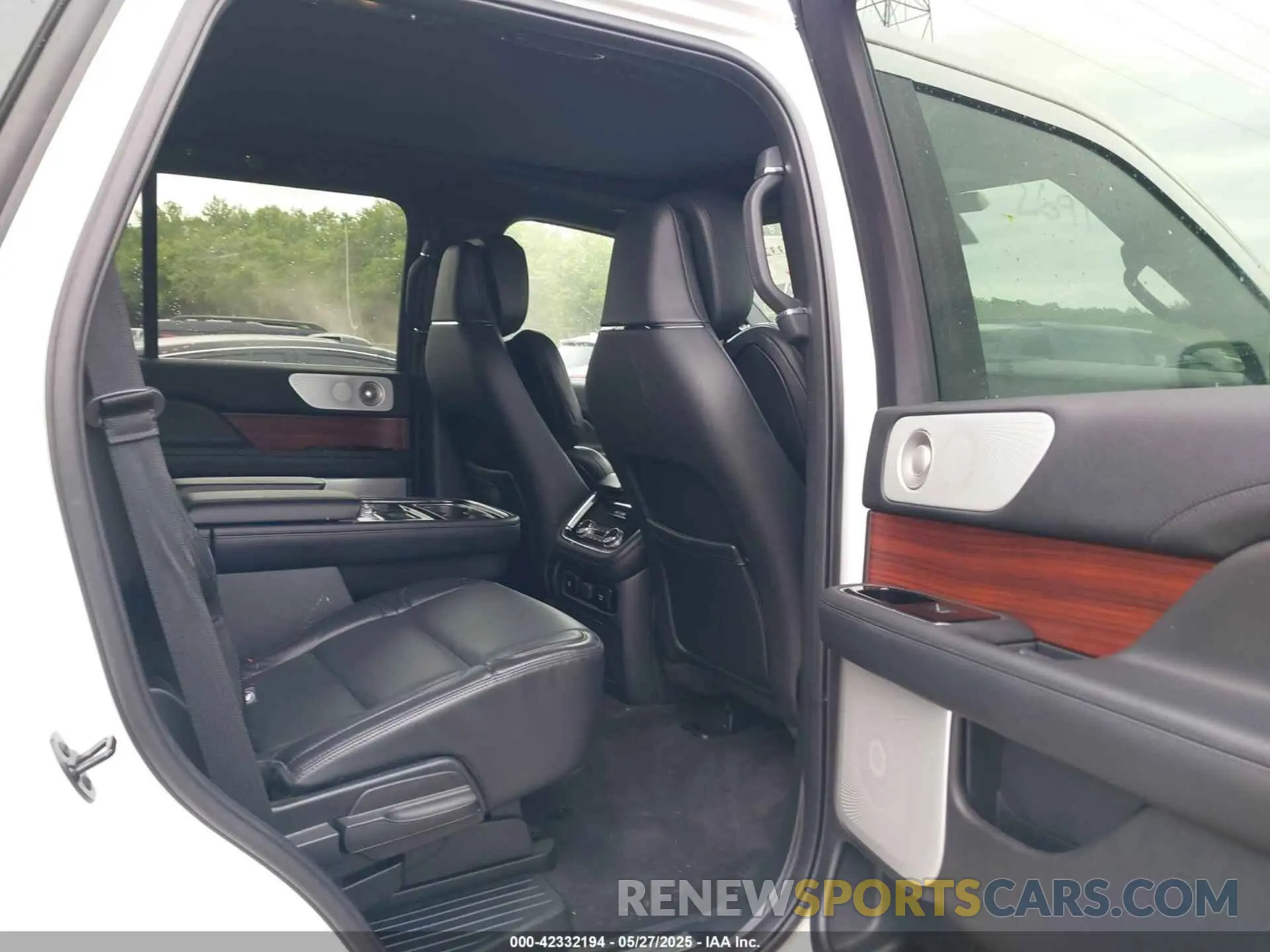 8 Photograph of a damaged car 5LMJJ2LT7LEL22136 LINCOLN NAVIGATOR 2020