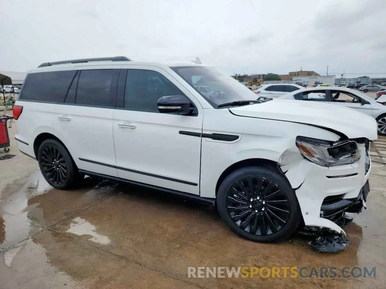 4 Photograph of a damaged car 5LMJJ2LTXLEL01023 LINCOLN NAVIGATOR 2020