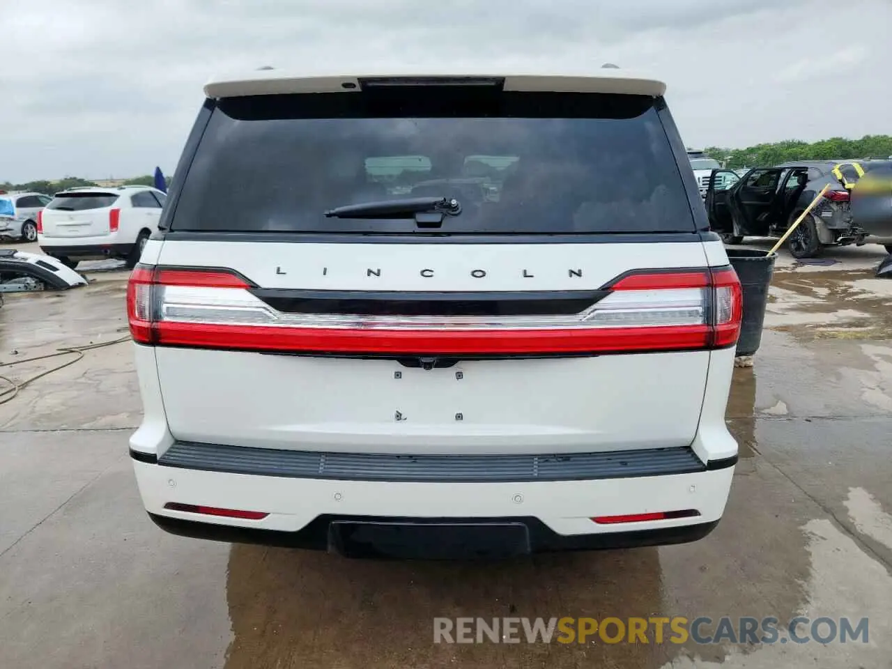 6 Photograph of a damaged car 5LMJJ2LTXLEL01023 LINCOLN NAVIGATOR 2020