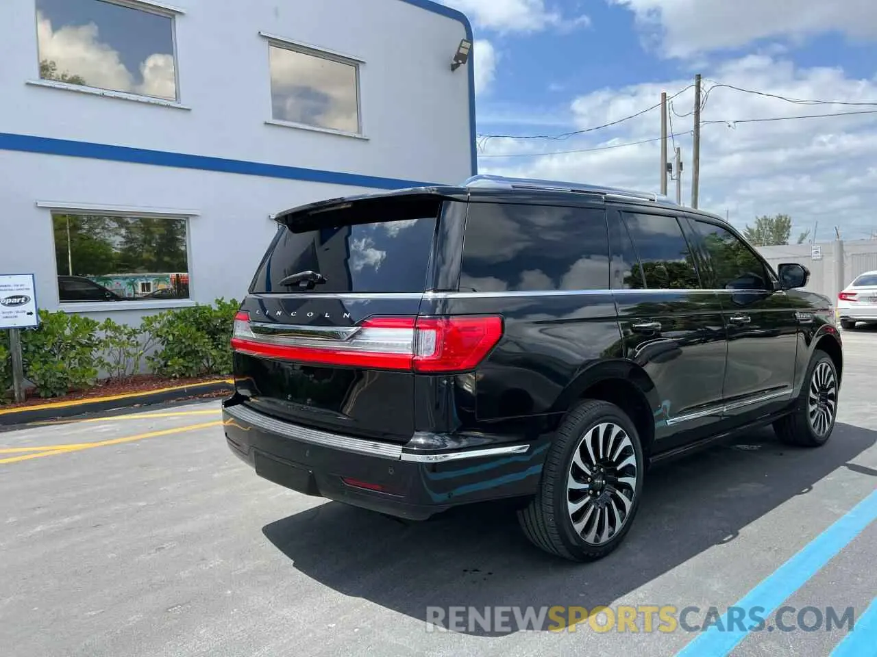 4 Photograph of a damaged car 5LMJJ2LTXLEL22535 LINCOLN NAVIGATOR 2020