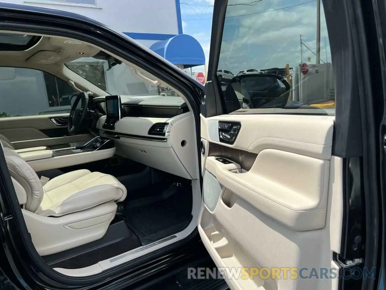 5 Photograph of a damaged car 5LMJJ2LTXLEL22535 LINCOLN NAVIGATOR 2020
