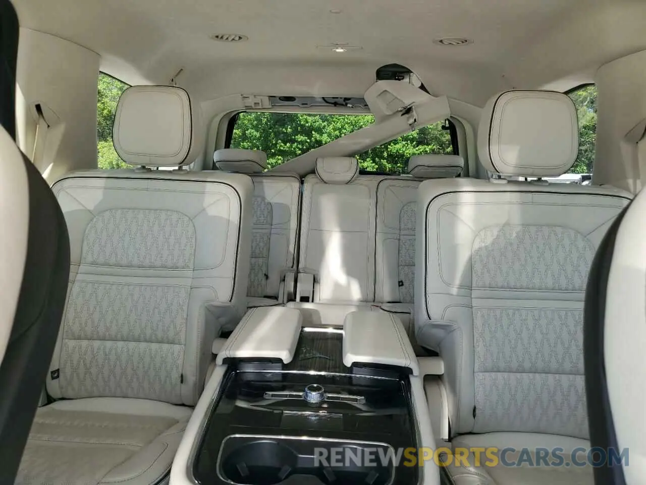 10 Photograph of a damaged car 5LMJJ2TT4LEL00935 LINCOLN NAVIGATOR 2020